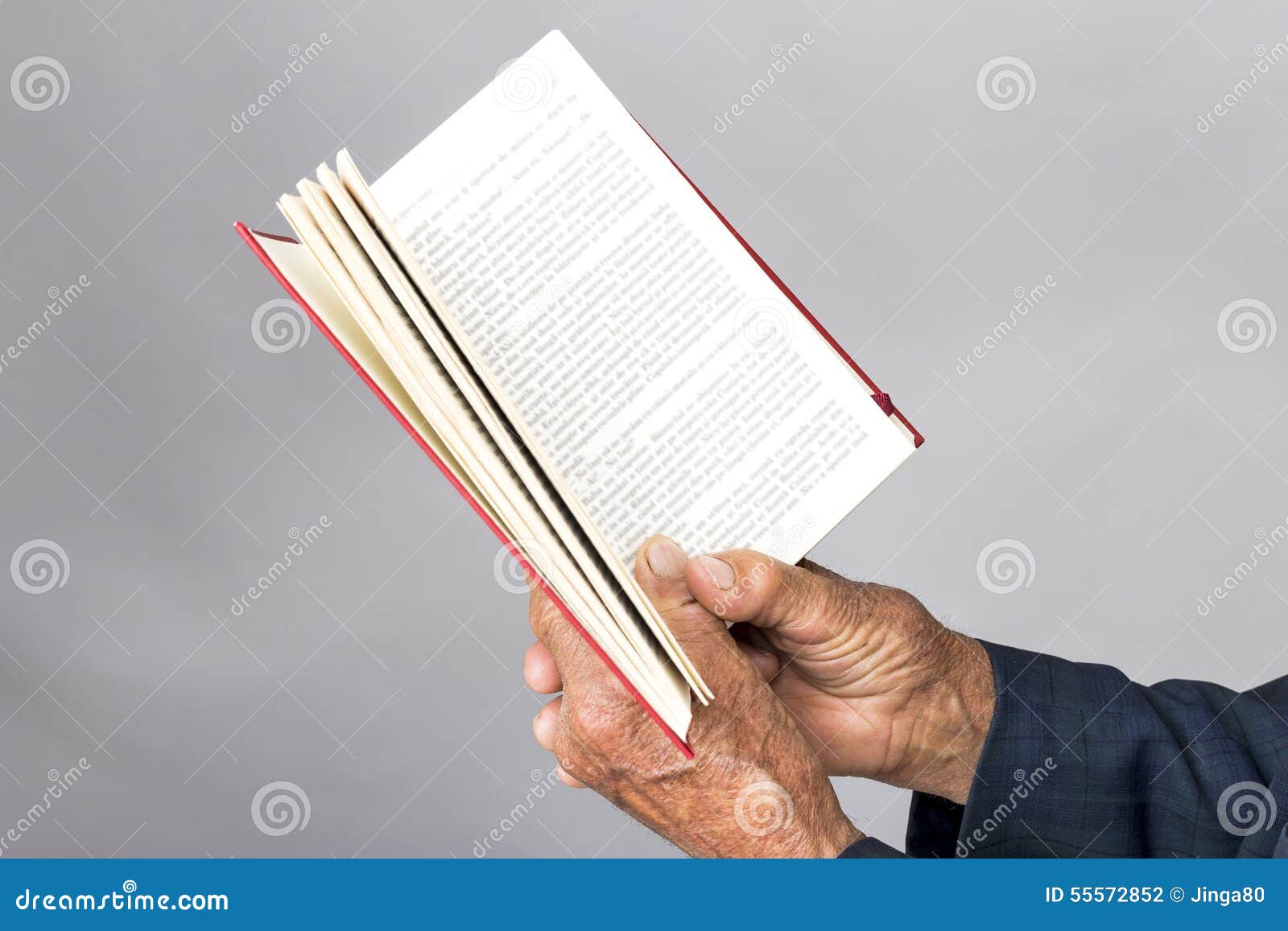 Держать открытую книгу. Держит открытую книгу. Человек держит открытую книгу. Рука держит раскрытую книгу. Рука с открытой книгой.