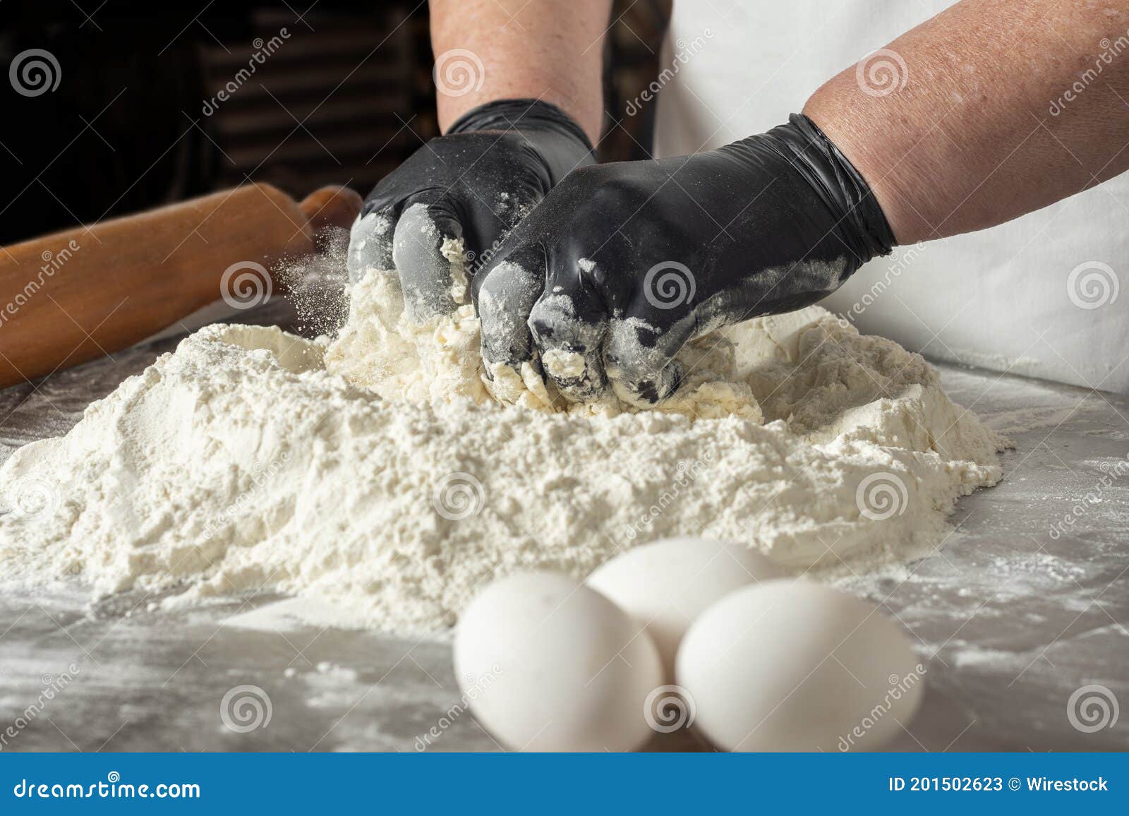El Primer Disparo De Un Panadero Que Mezclaba La Harina Con Los Huevos Para  Hornear Un Pastel Imagen de archivo - Imagen de huevo, harina: 201502623