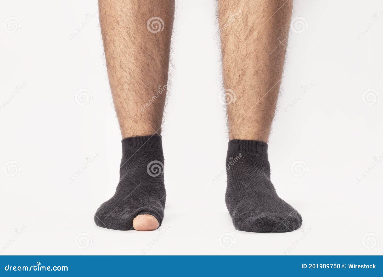 Hombre con calcetines negros