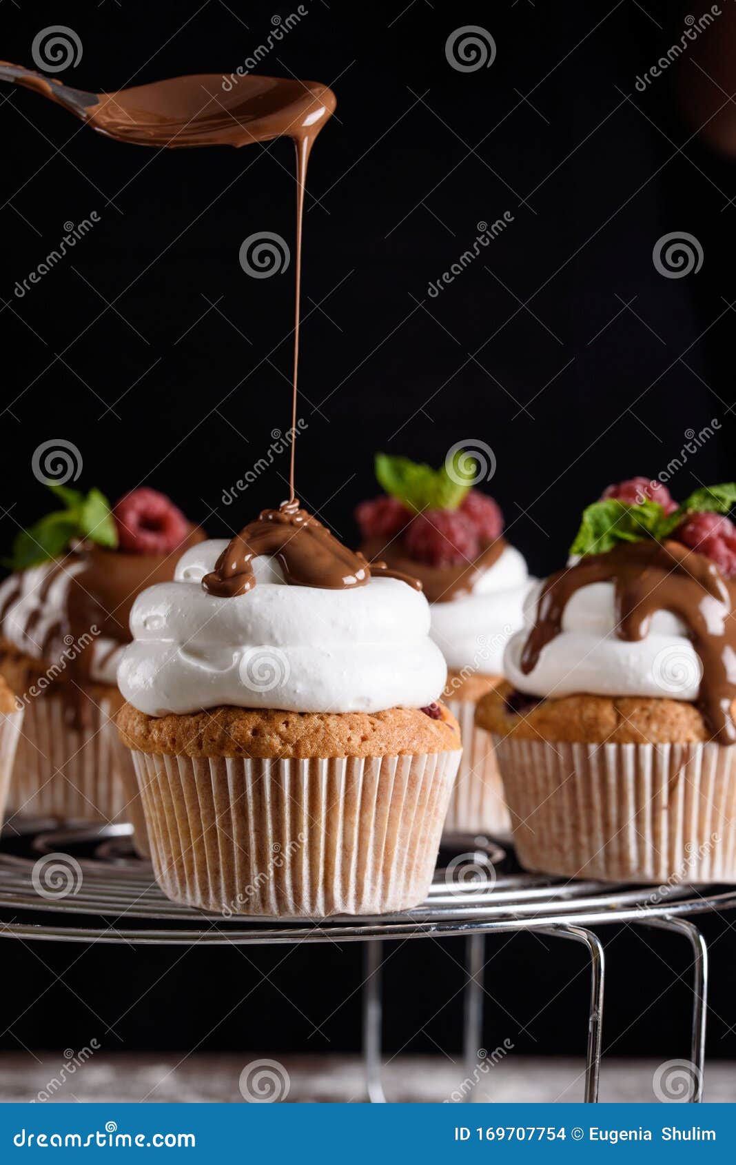 El Proceso De Elaboración De Postres Pasteles De Crema, Magdalenas,  Galletas, Comestibles La Cocina Y La Pastelería Hacen Postres Foto de  archivo - Imagen de confitero, empanada: 169707754