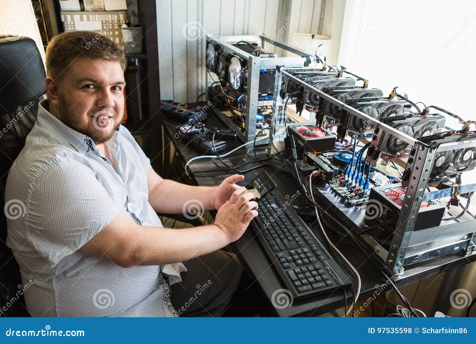 El Programador Configura El Hardware Para La Minería De Bitcoin Foto de  archivo - Imagen de barbudo, digital: 97535598