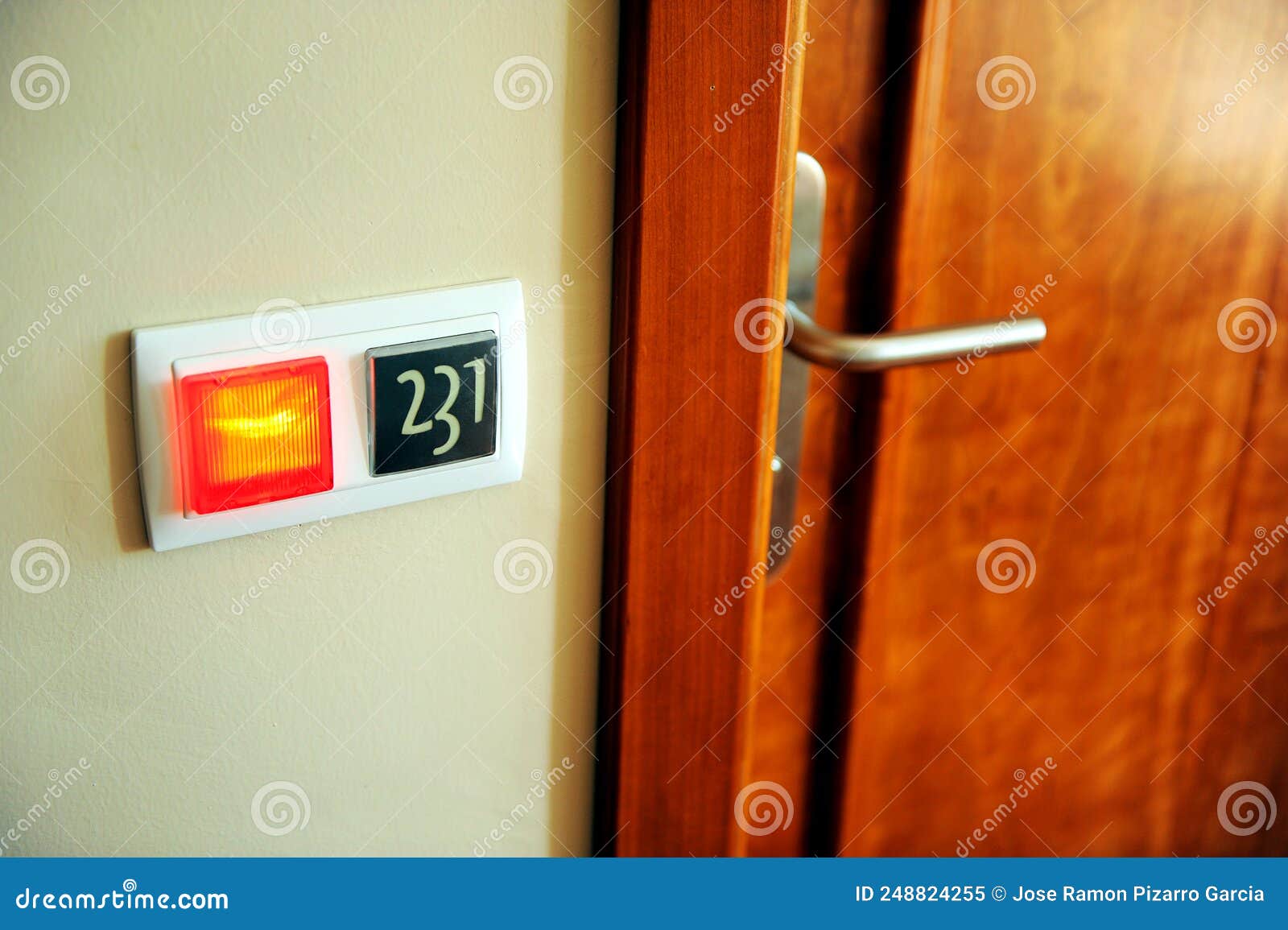 puerta de entrada en un hotel en alange, extremadura, espaÃÂ±a