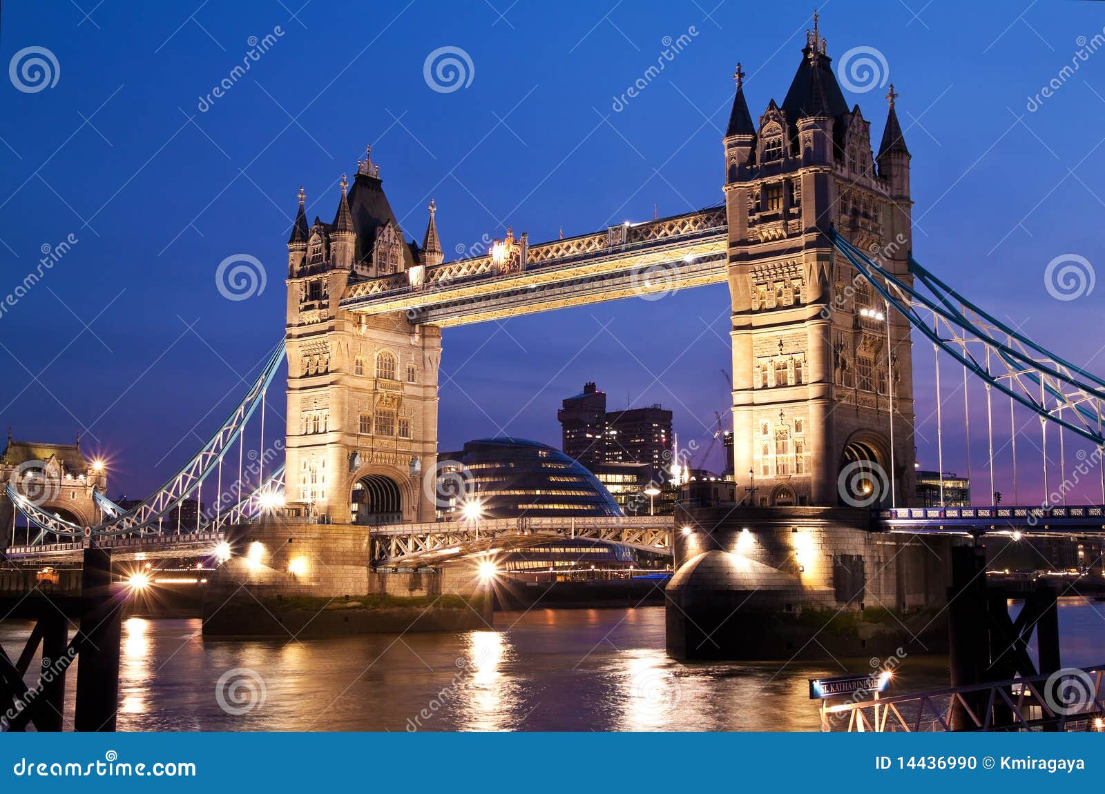 El Puente De Londres En La Puesta Del Sol Foto de archivo - Imagen de