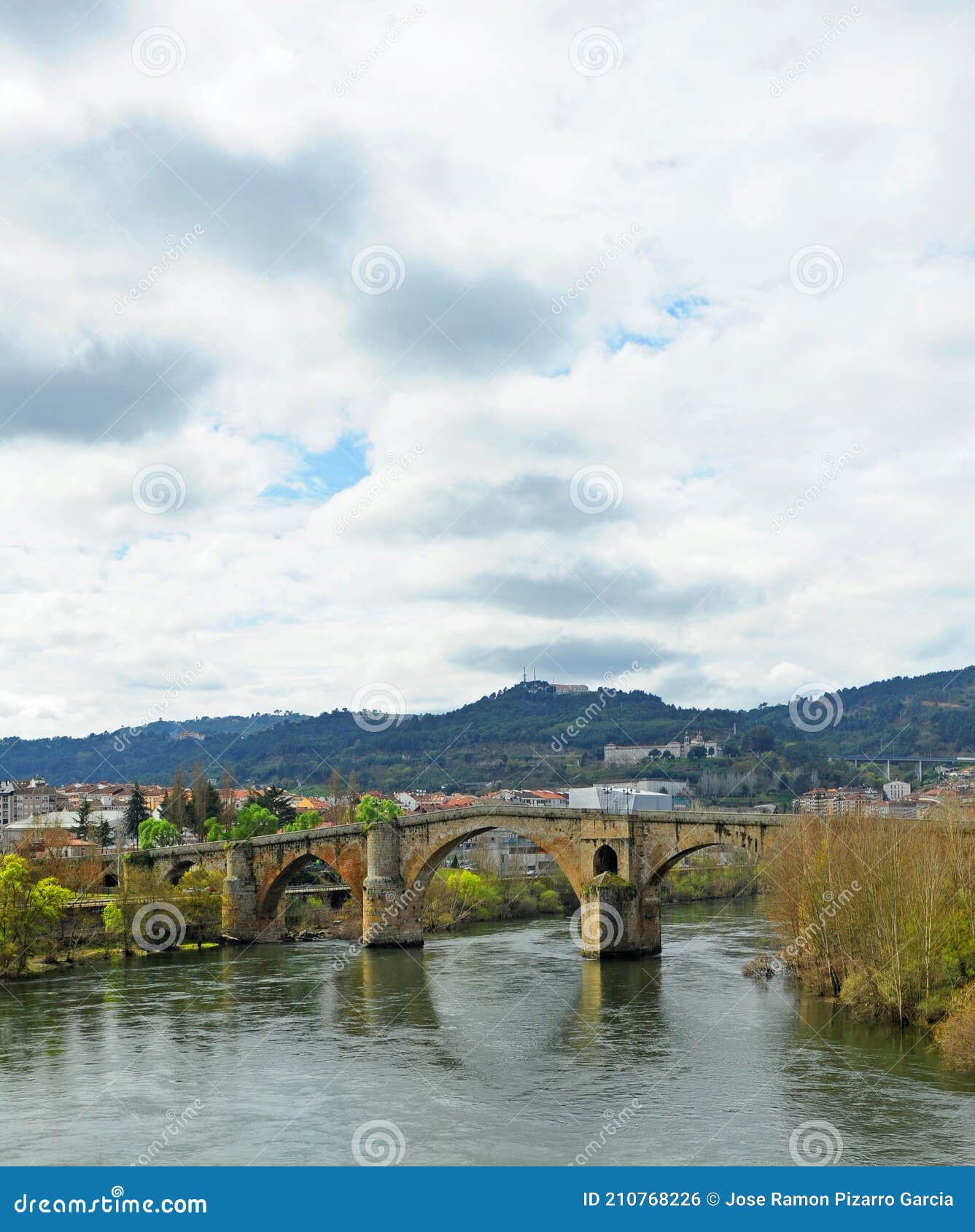 puente medieval puente romano sobre el rio miÃÂ±o en ourense orense, galicia, espaÃÂ±a