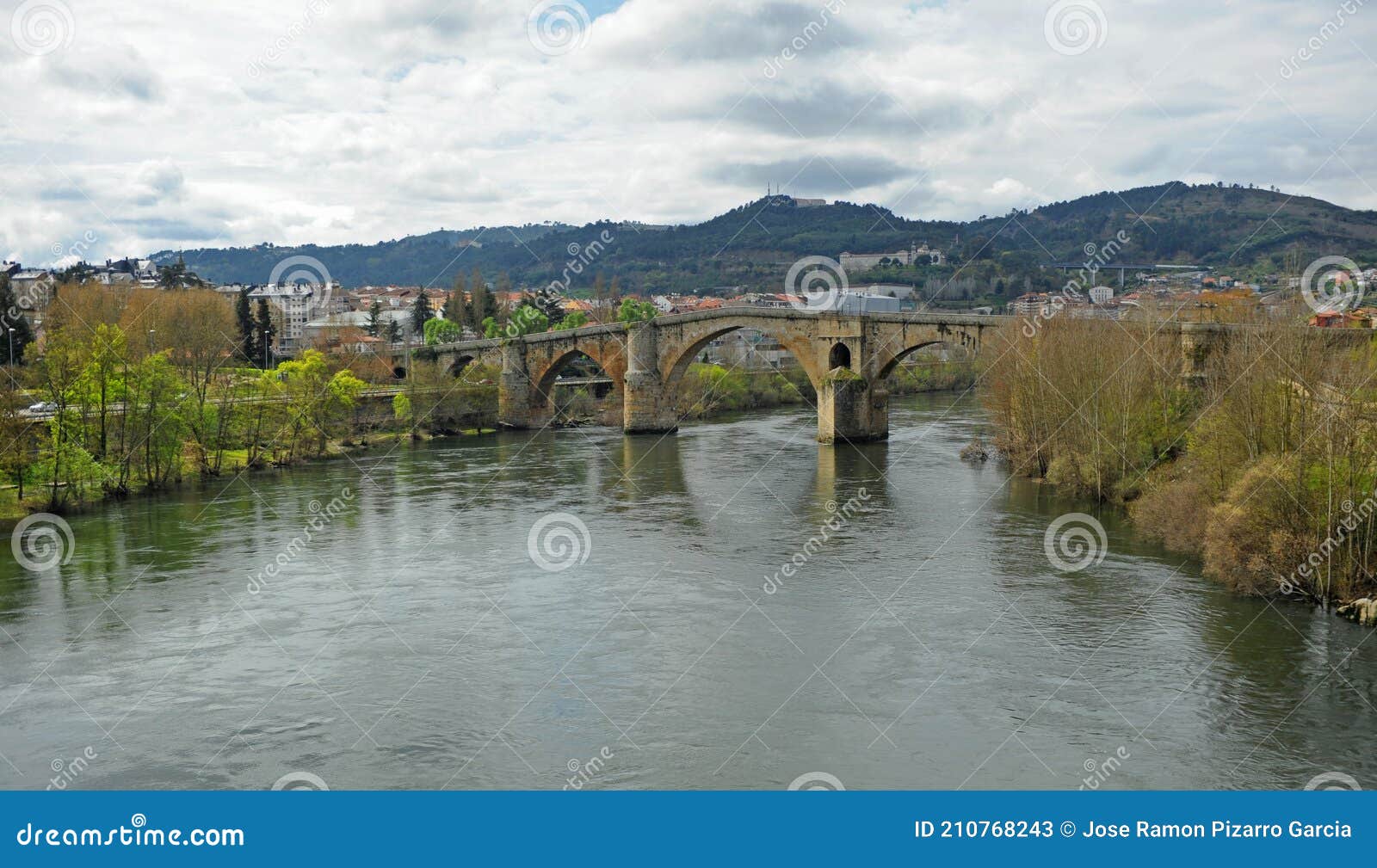 puente medieval puente romano sobre el rio miÃÂ±o en ourense orense, galicia, espaÃÂ±a