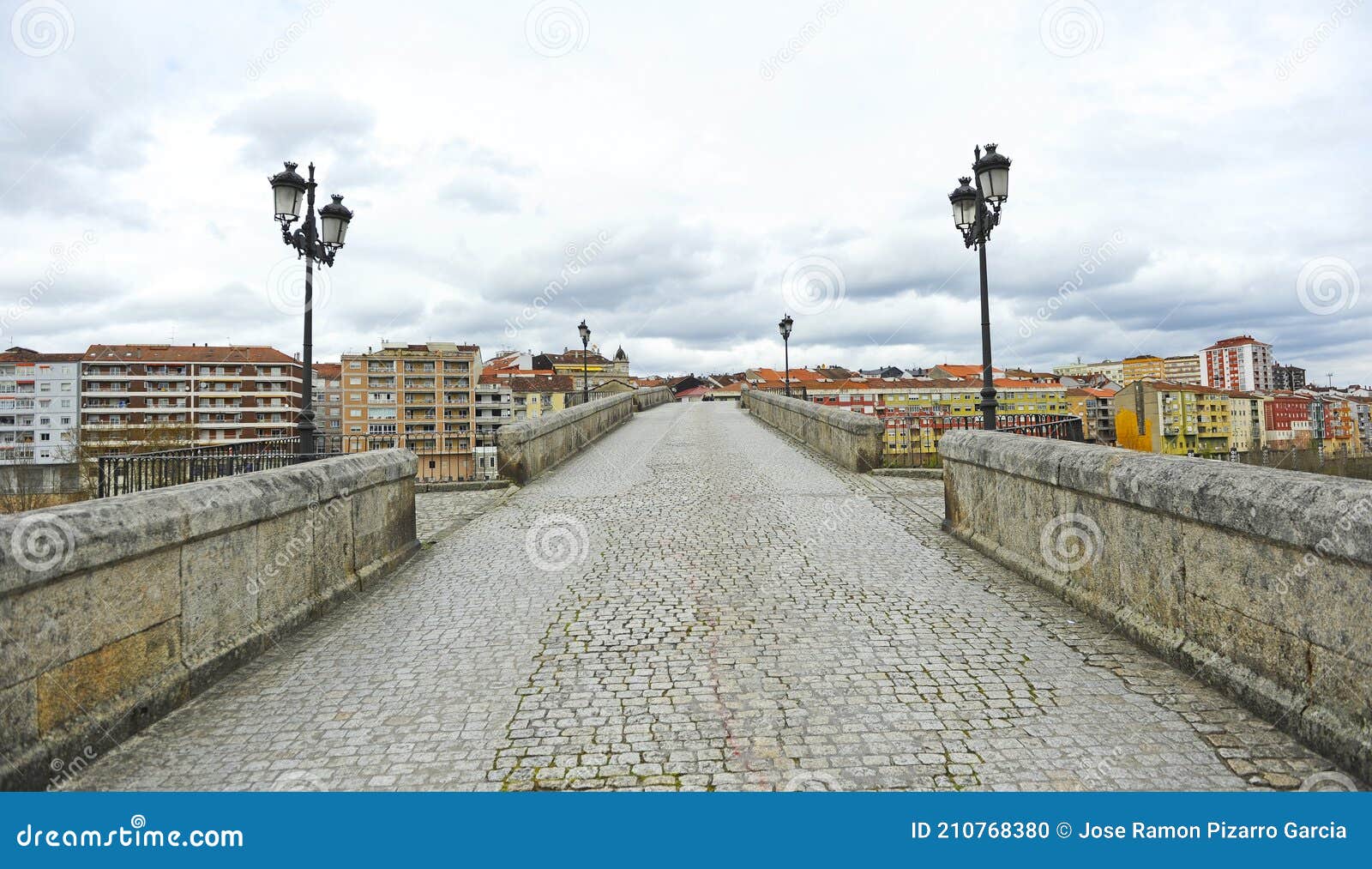 puente medieval puente romano sobre el rio miÃÂ±o en ourense orense, galicia, espaÃÂ±a