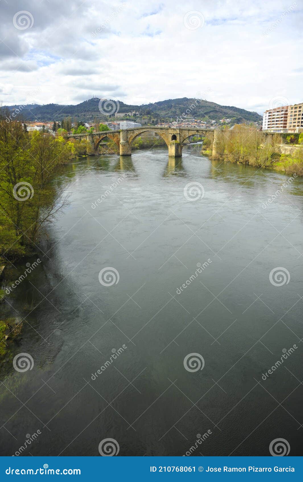 puente medieval puente romano sobre el rio miÃÂ±o en ourense orense, galicia, espaÃÂ±a