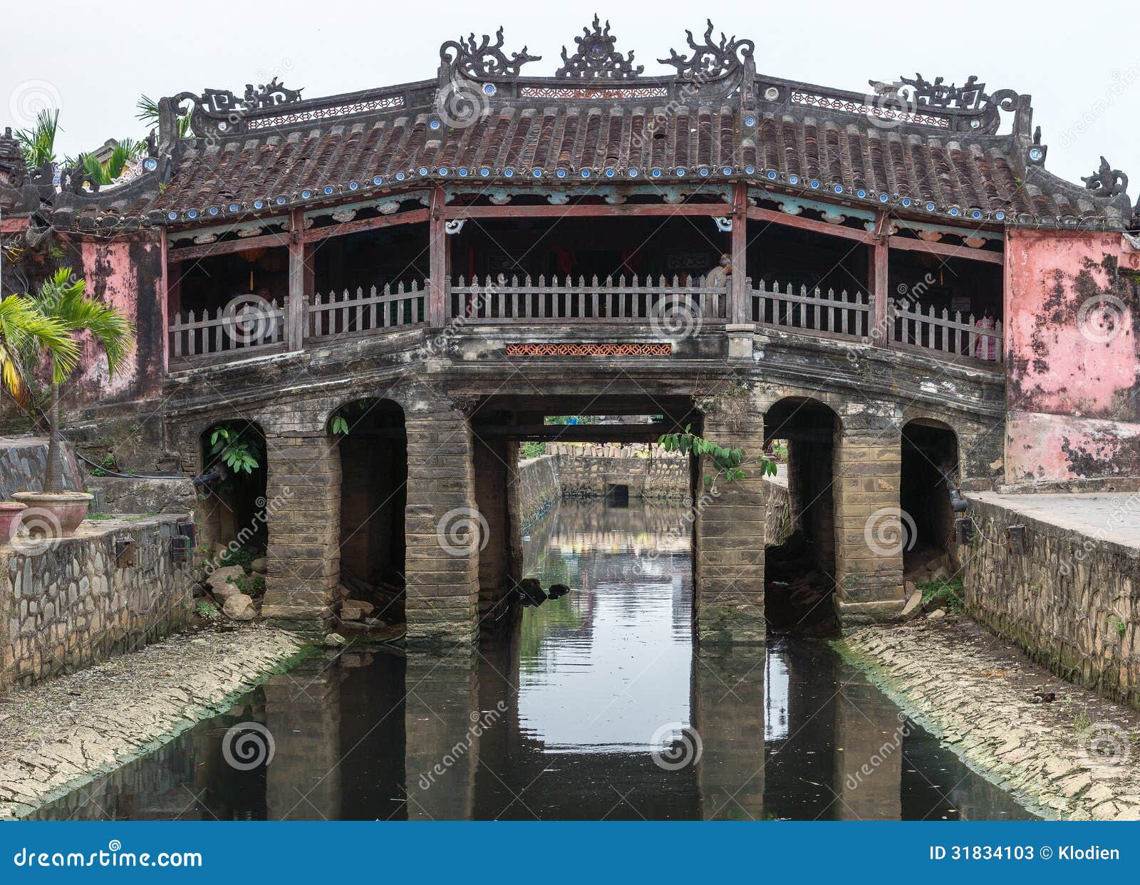 El puente y el templo japoneses en Hoi An, Vietnam. El puente y el templo japoneses, dos-en-uno, se construye sobre uno de los canales en Hoi An, Vietnam.