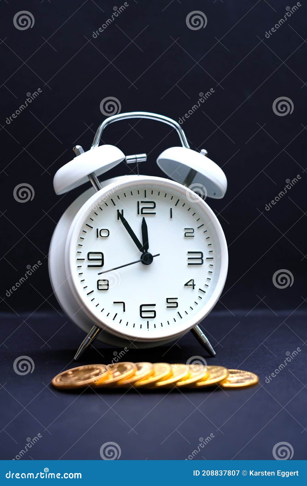 tímido Desalentar limpiar El Reloj Clásico De Alarma Blanca Se Sitúa Al Lado De Algunas Monedas De  Oro Y La Hora Muestra De 5 Minutos a 12 Imagen de archivo - Imagen de alarma,  negro: 208837807