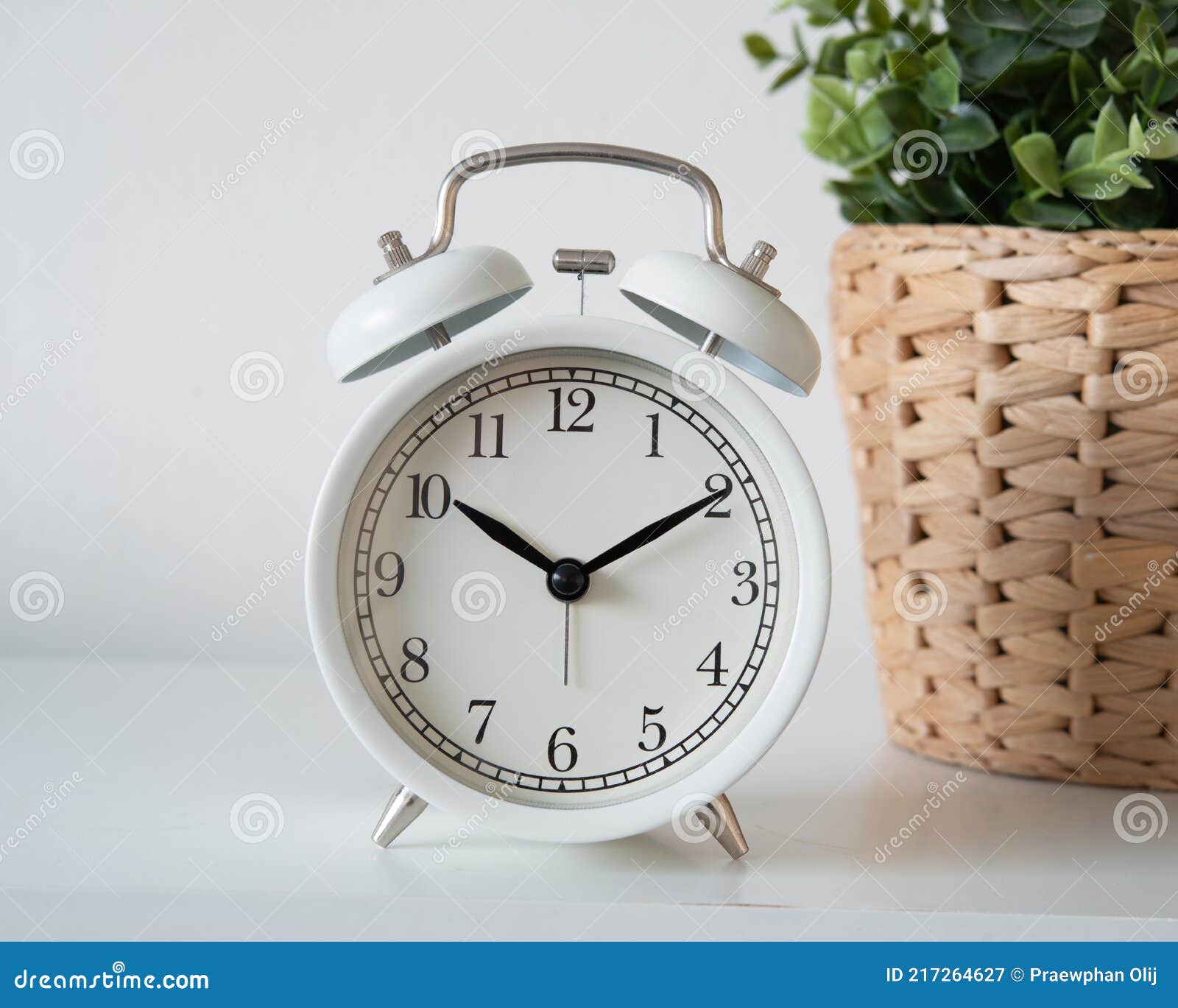 El Reloj Despertador Vintage Blanco Que Muestra El Tiempo 10 0clock En La  Mañana Al Lado De La Ventana Bajo La Luz De La Mañana. Imagen de archivo -  Imagen de imagen