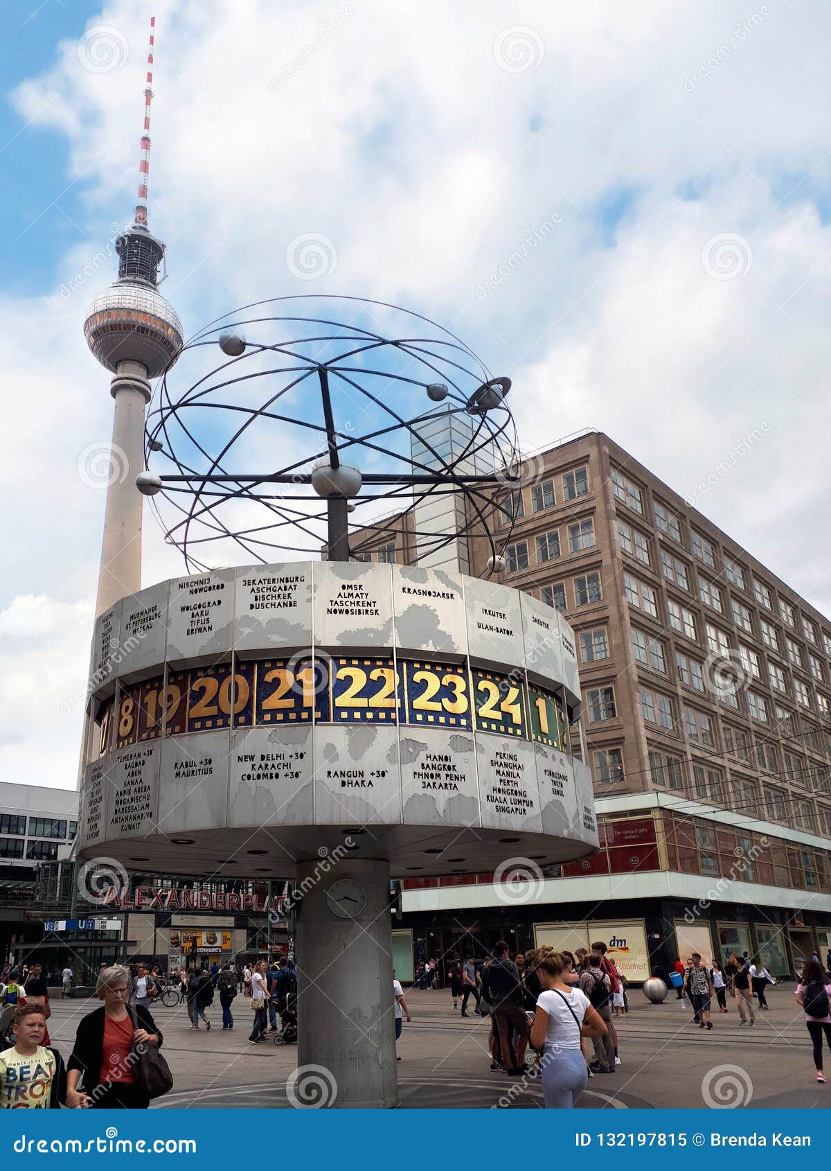 Prevalecer Conmemorativo Hablar El Reloj Mundial En El área De Alexanderplatz De Berlín En Alemania Imagen  editorial - Imagen de iglesia, vibrante: 132197815