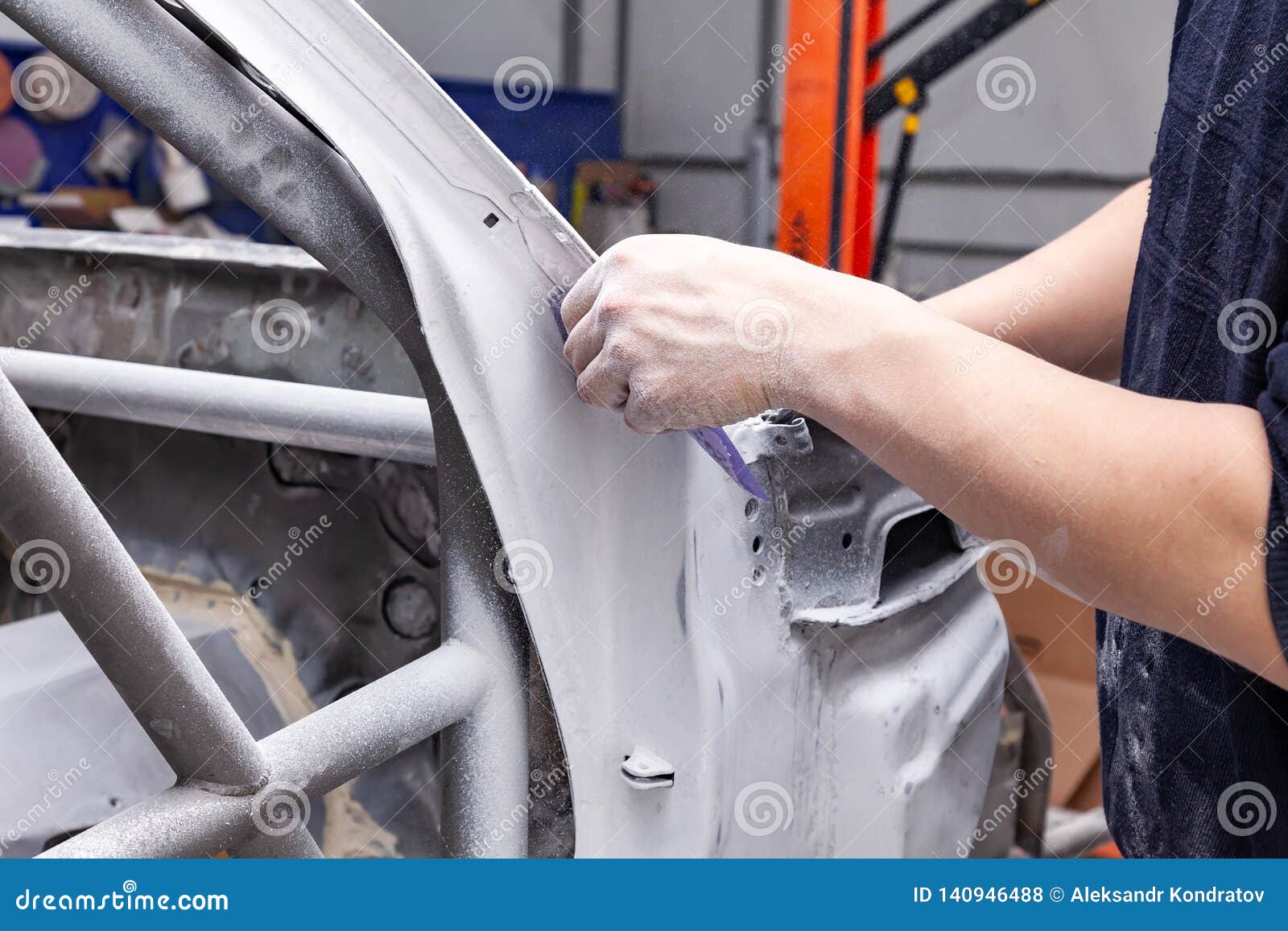 El Reparador Del Cuerpo Muele El Marco Del Coche Blanco Con El