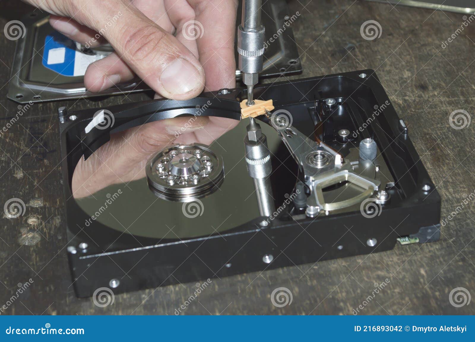 Poner la mesa Generosidad Habubu El Reparador Repara El Disco Duro De Los Ordenadores Foto de archivo -  Imagen de equipo, caso: 216893042