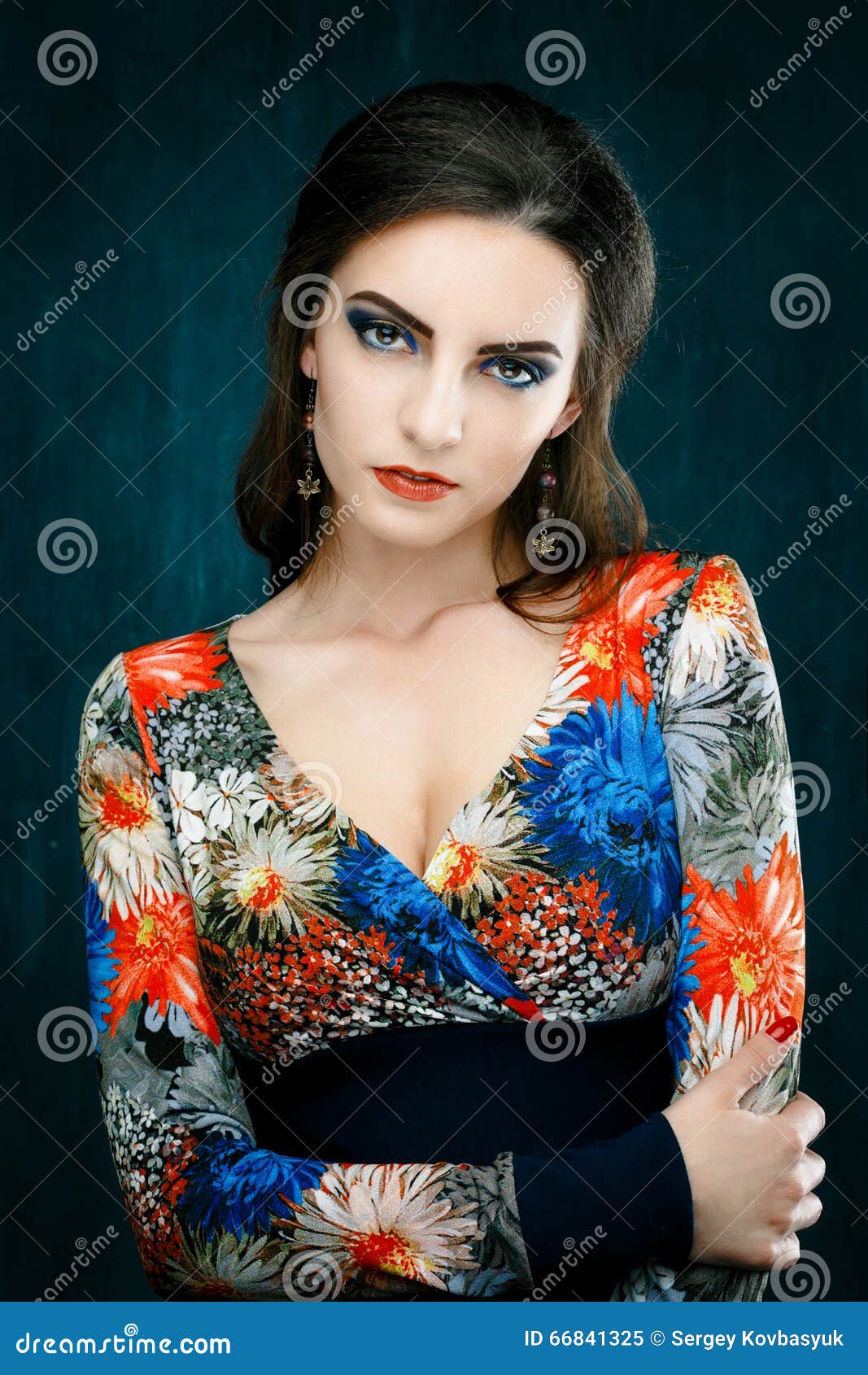 A bordo Reorganizar Secreto El Retrato De La Mujer Joven Hermosa Con Los Labios Rojos Se Vistió En Una  Blusa Brillante Imagen de archivo - Imagen de hermoso, sano: 66841325