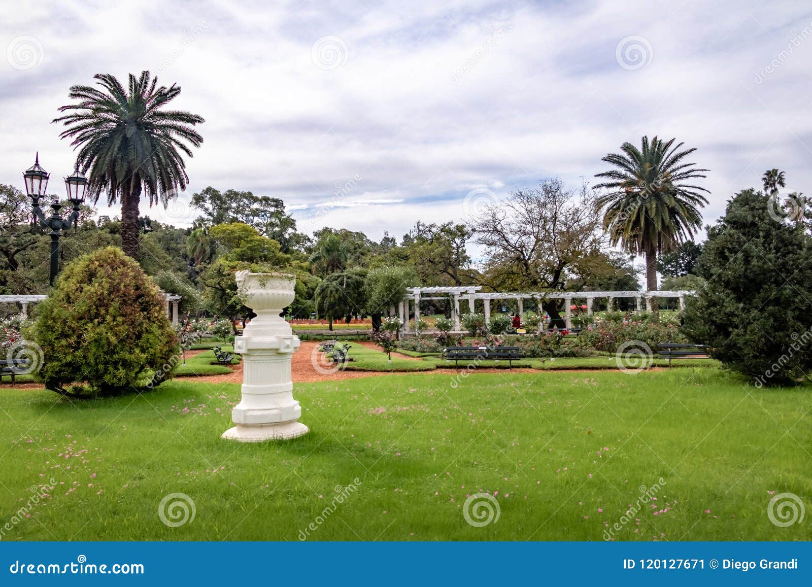 el rosedal rose park at bosques de palermo - buenos aires, argentina