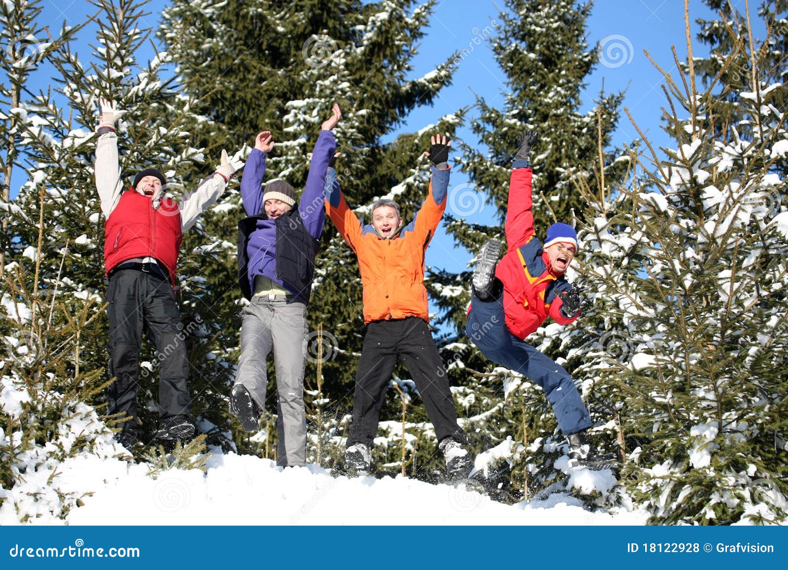 El salto de los amigos. Amigos felices que saltan en la nieve