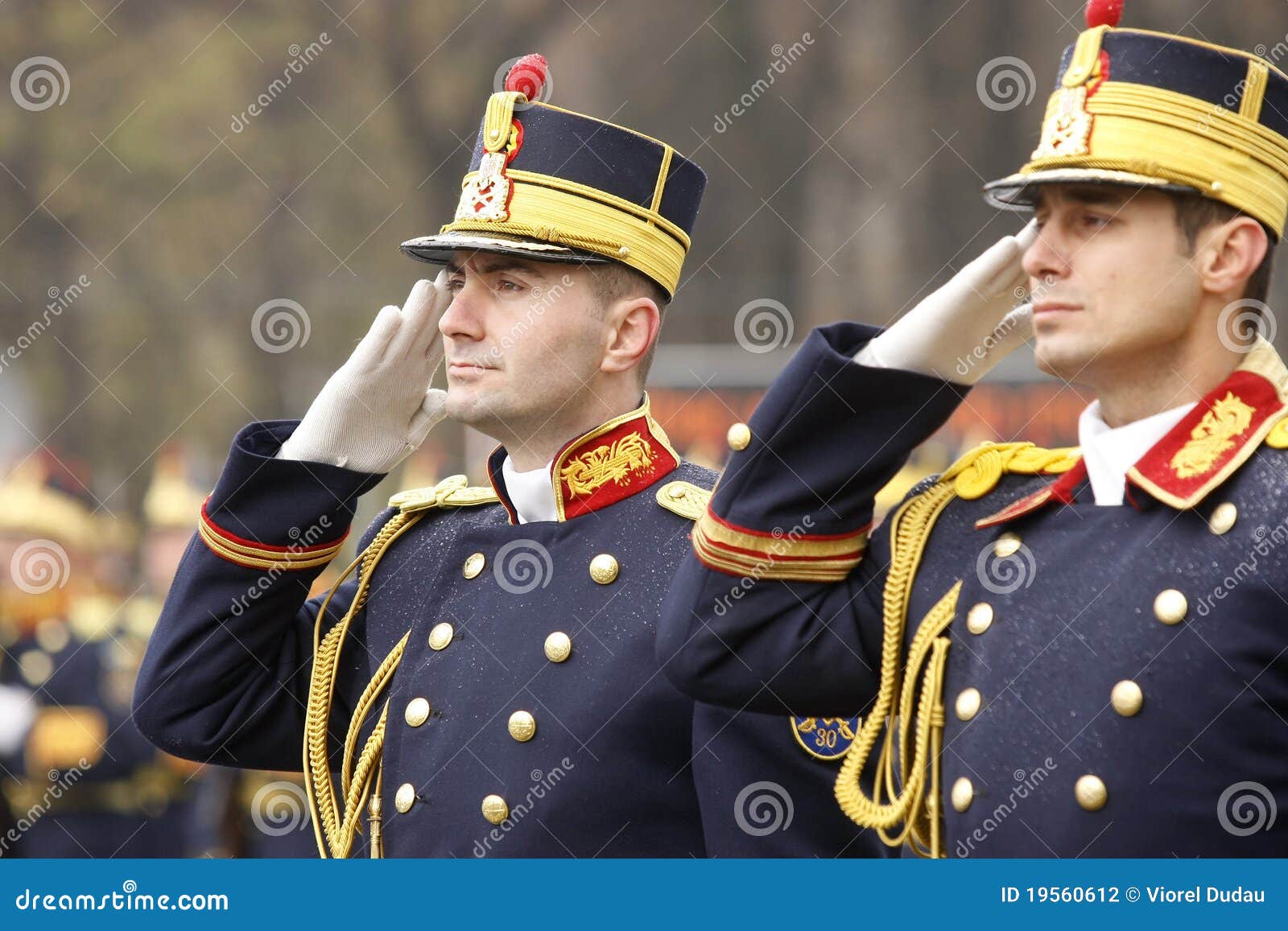 El Saludar De Los Soldados Del Ejército Fotografía editorial - Imagen