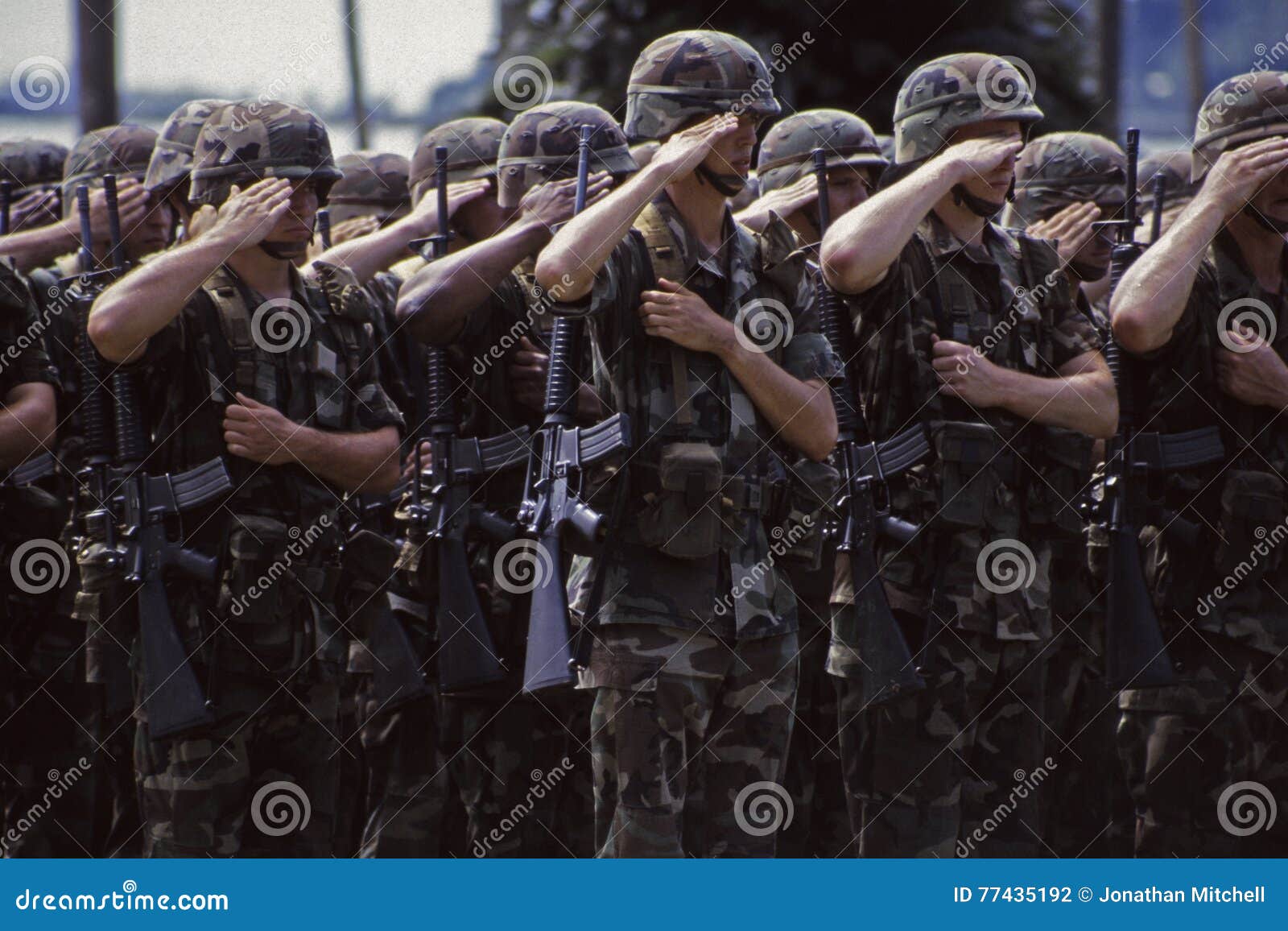 El Saludar De Los Soldados Del Ejército De Los EE. UU. Fotografía