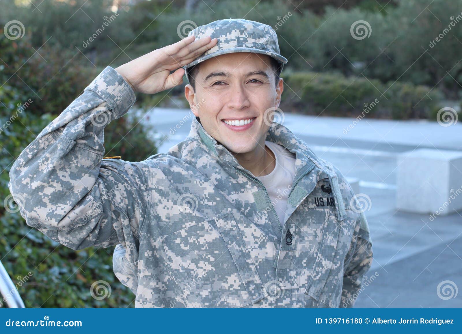 El Saludar Militar Joven Alegre Del Soldado Foto de archivo - Imagen de