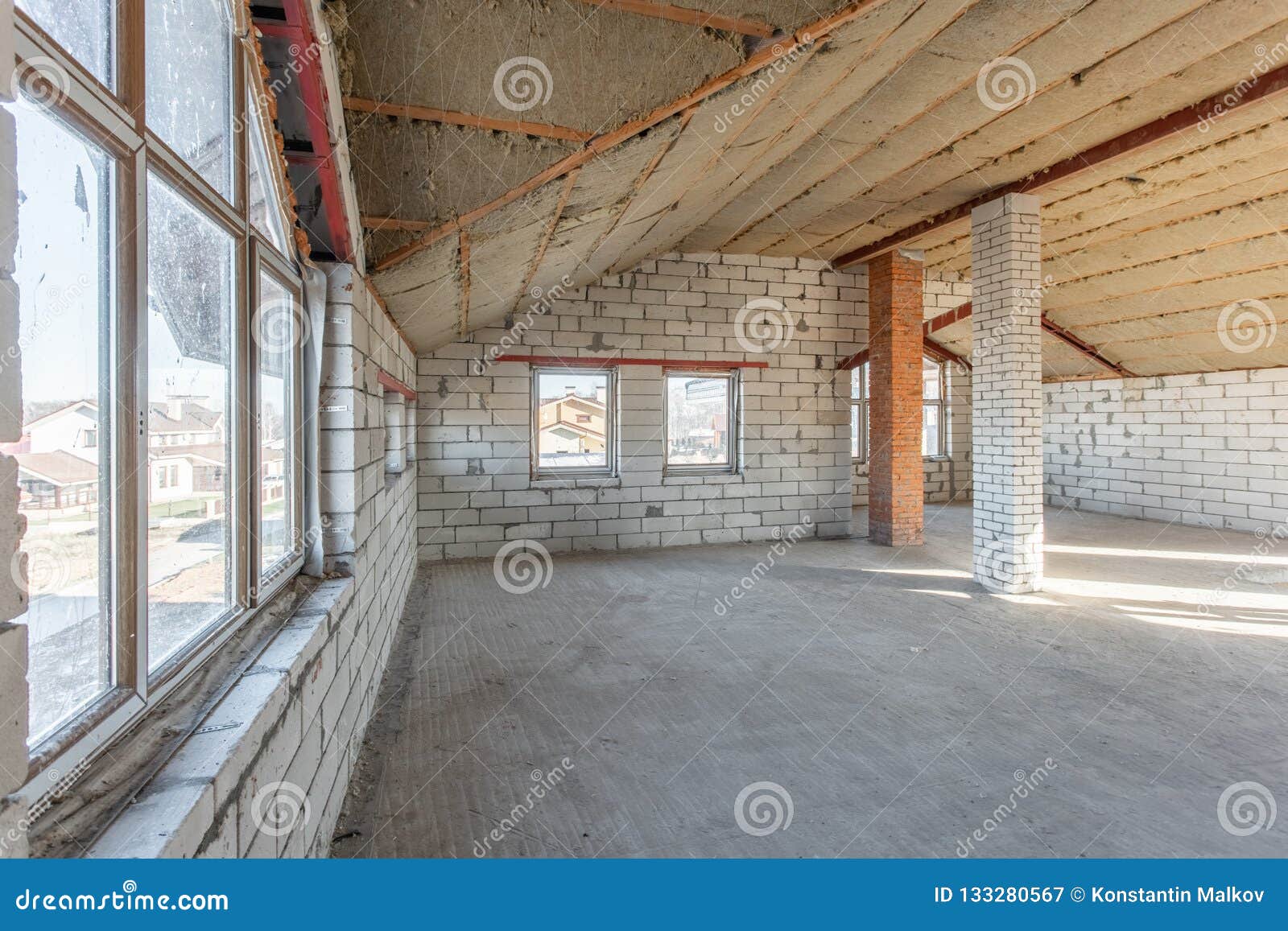 El Segundo Piso Del ático De La Casa Revisión Y Reconstrucción Proceso De  Trabajo De Calentarse Dentro De La Pieza Del Tejado Cas Imagen de archivo -  Imagen de residencial, suciedad: 133280567