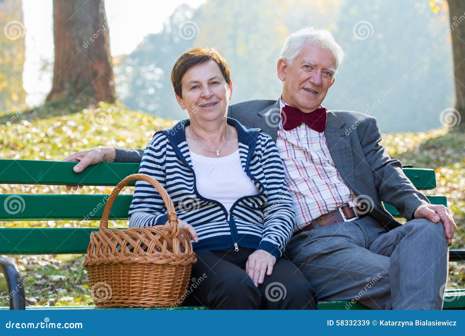 El Sentarse En Un Banco De Parque Imagen de archivo Imagen de cubo