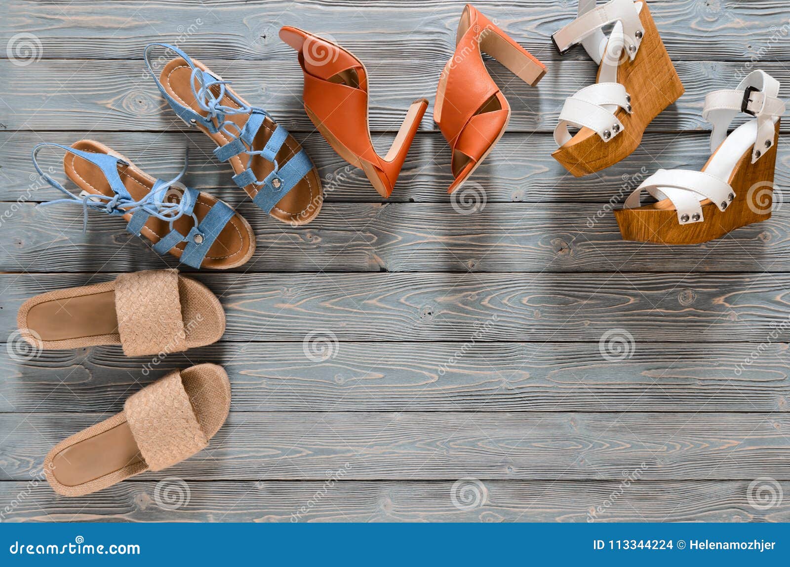 Sesión plenaria aceleración borracho El Sistema De Cuñas Para Mujer De Los Zapatos, Los Talones Y Las Sandalias  Planas En Gris Cortejan Foto de archivo - Imagen de sandalias, alto:  113344224