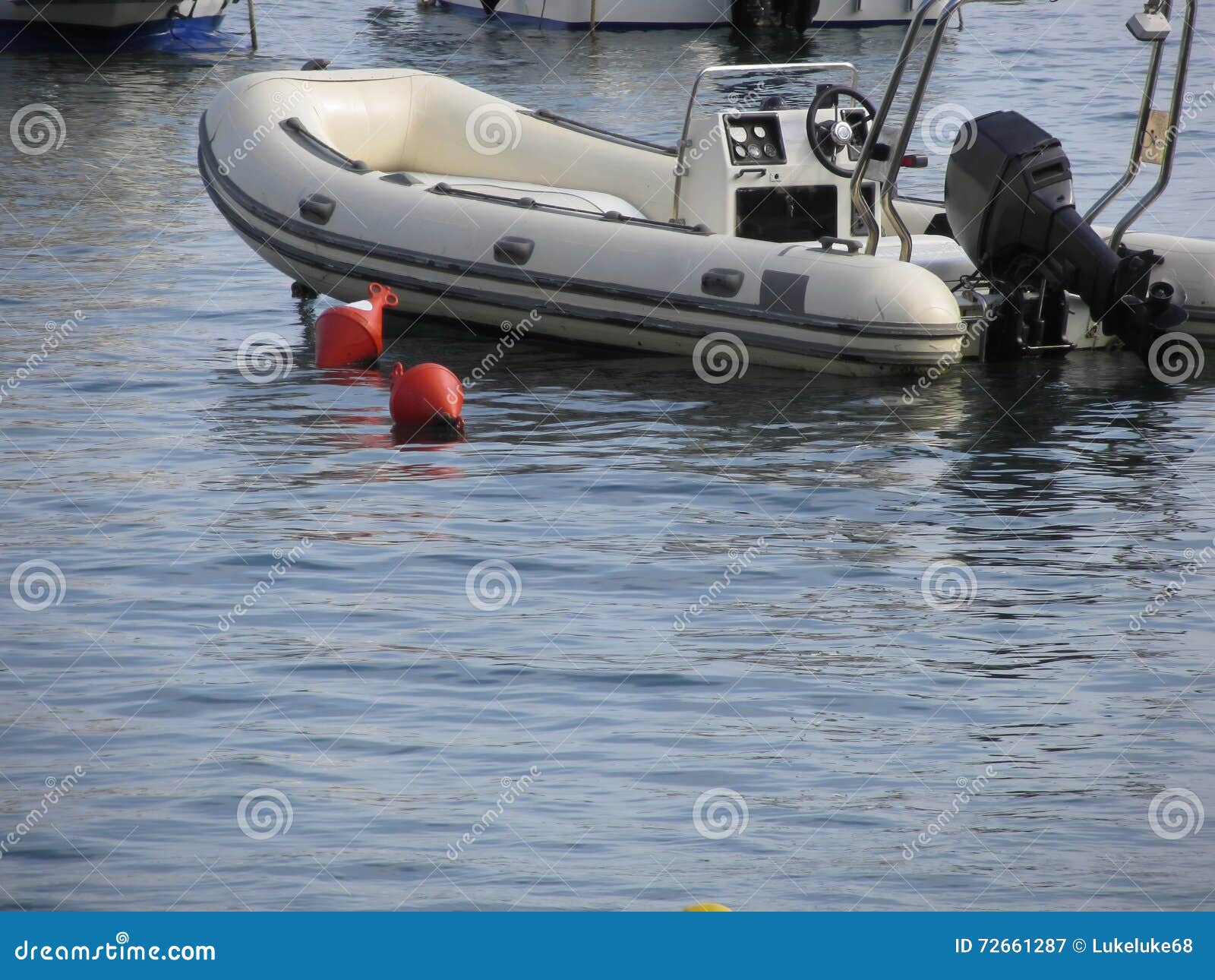 El Solo Bote Inflable Con El Motor Externo Miente En El Ancla En Un Puerto Toscana, Italia Imagen de - Imagen marina, asegurado: 72661287