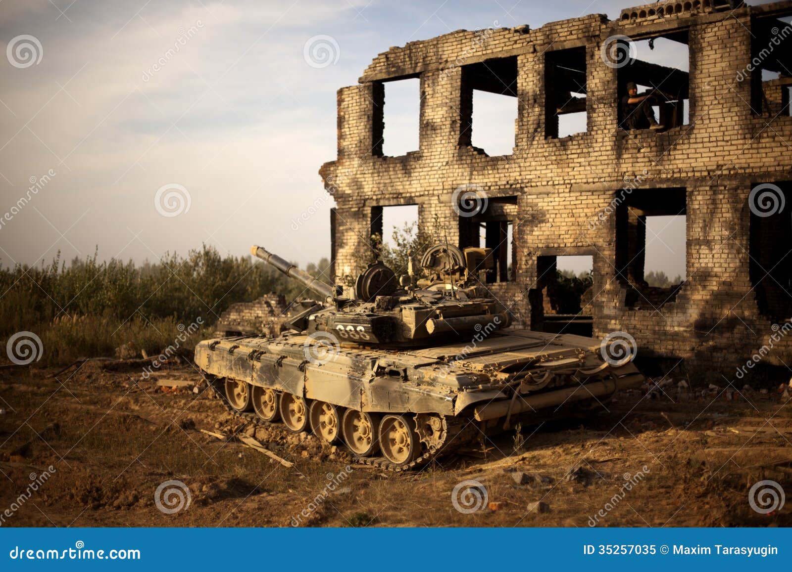 El tanque de batalla en una tierra de la formación militar