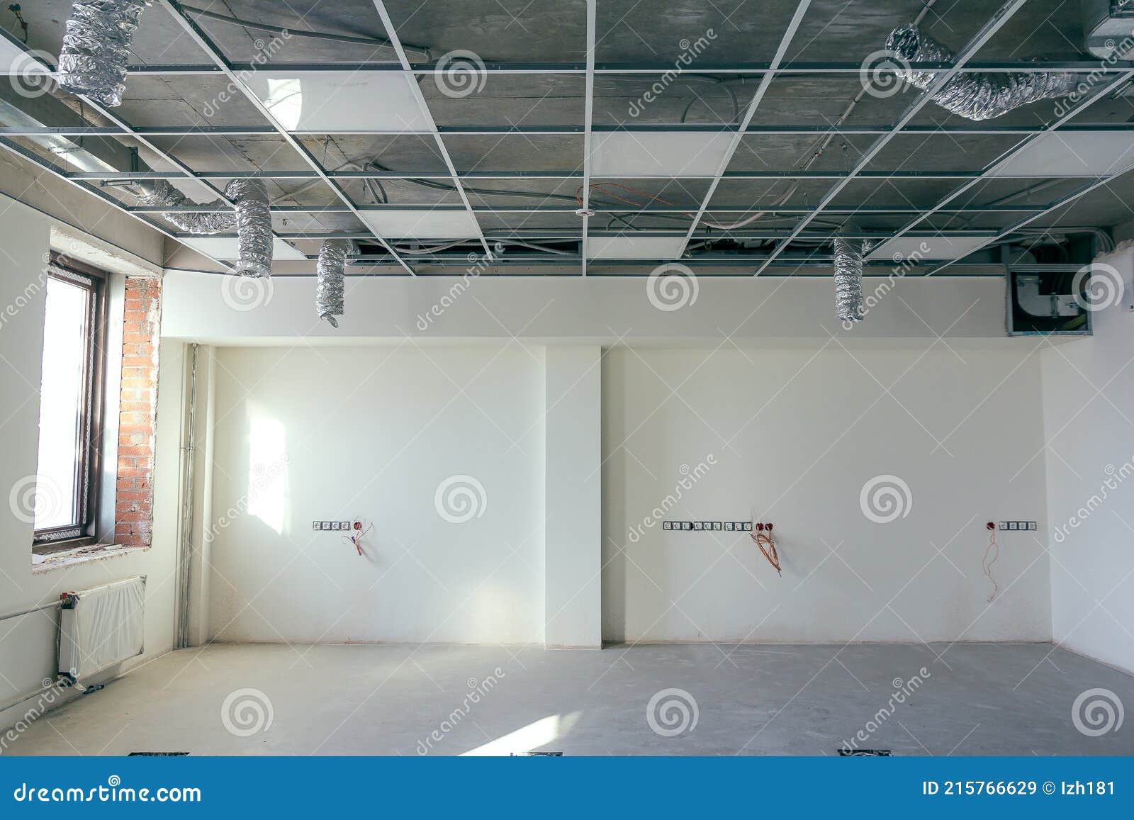 El Techo Colgante En Oficina En Construcción. El Sistema De Plafones. Bastidor Techo Suspendido Y Placa Debajo de archivo - Imagen de sitio: 215766629