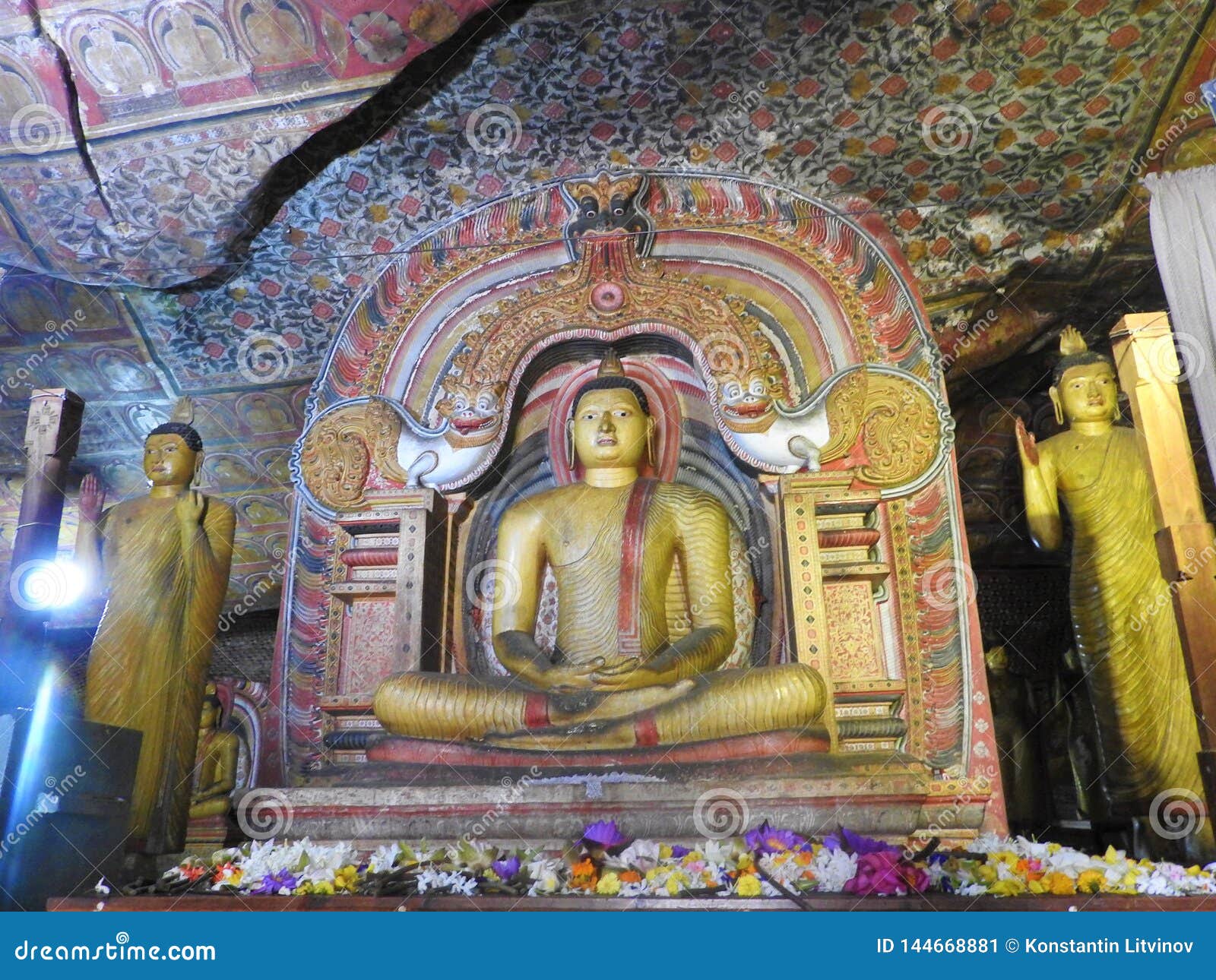 El templo de oro de Dambulla es sitio del patrimonio mundial y tiene un total de un total de 153 estatuas de Buda, tres estatuas de reyes srilanqueses y cuatro estatuas de dioses y de diosas