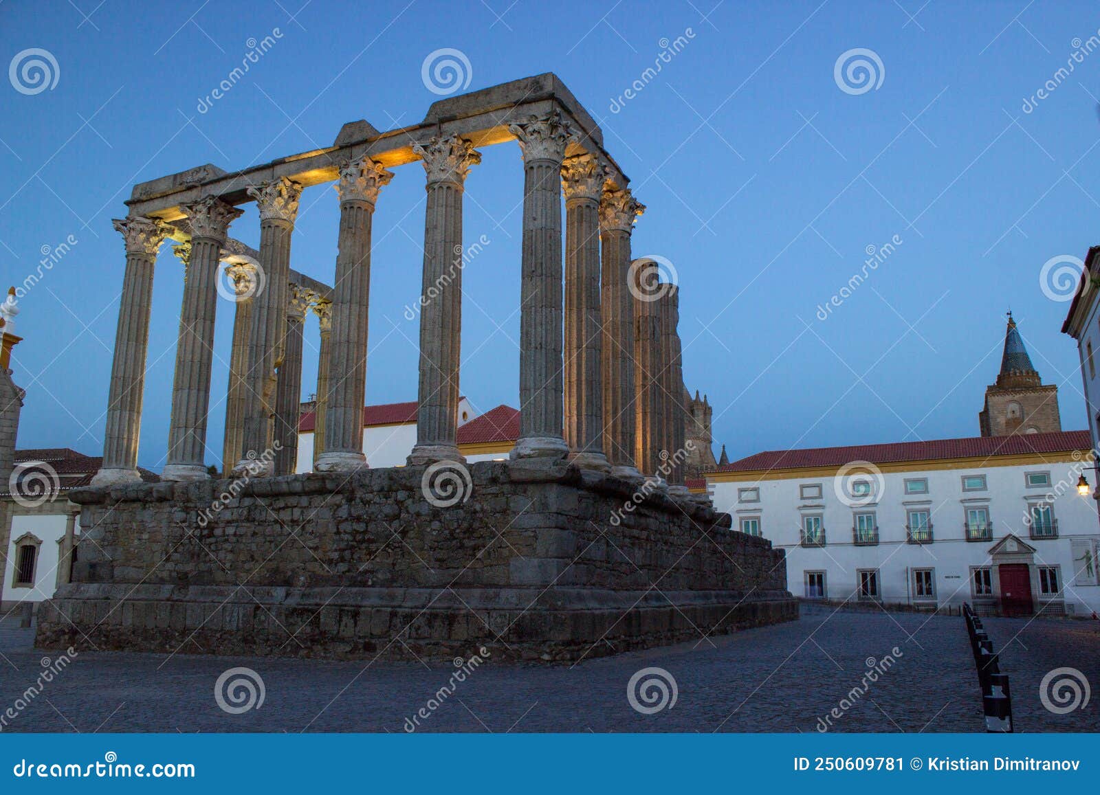 El Templo Romano De Evora Portugal