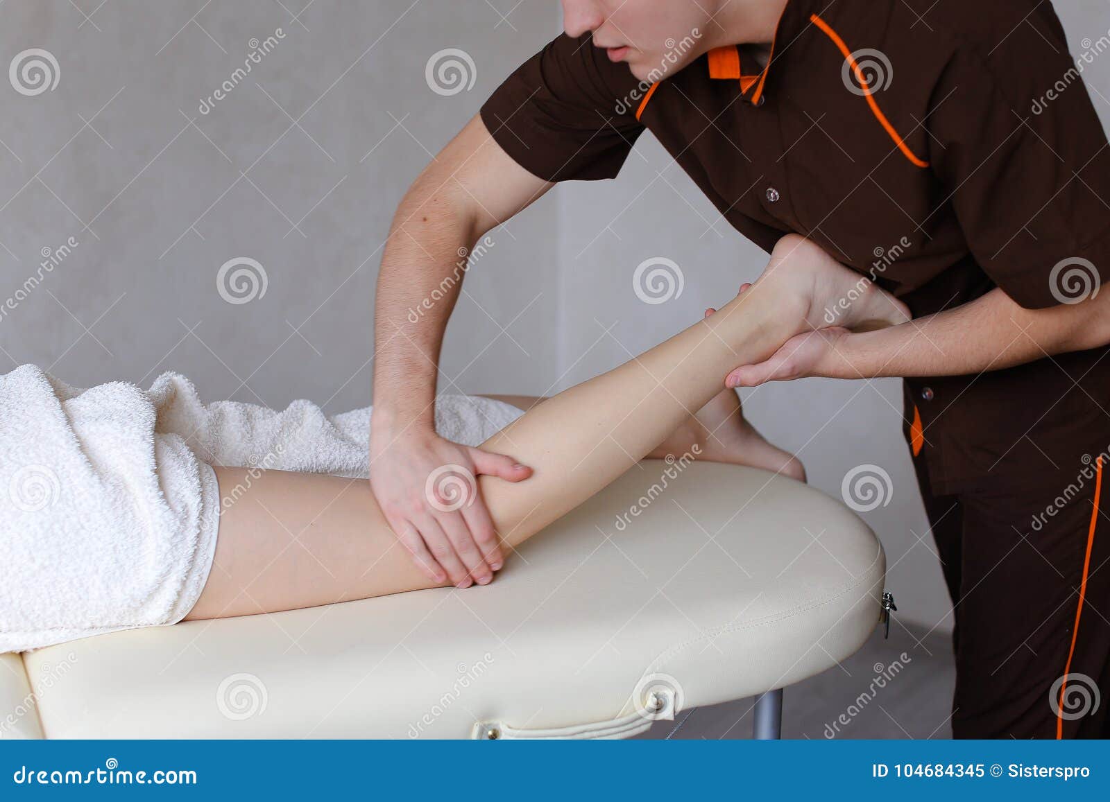 Massage guy. Массаж мальчику. Массажист парень. Мальчишки на массаже.