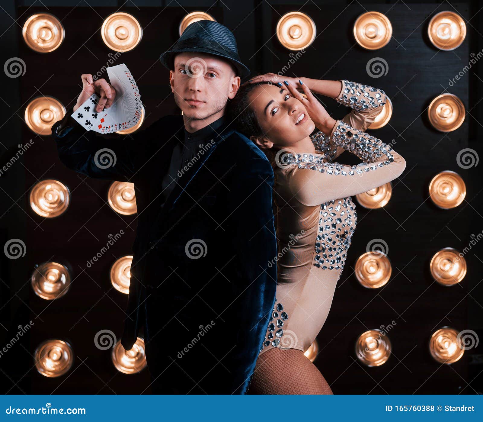 El Tipo Que Muestra Las Cartas, La Chica Se Apoya En él Feliz Pareja Posando Para El Retrato Negocios Familiares De Trucos Magos Foto de archivo - Imagen de belleza, agentes: 165760388 El Tipo Que Muestra Las Cartas, La Chica Se Apoya En él Feliz Pareja Posando Para El Retrato Negocios Familiares De Trucos Magos Foto de archivo - Imagen de belleza, agentes: 165760388