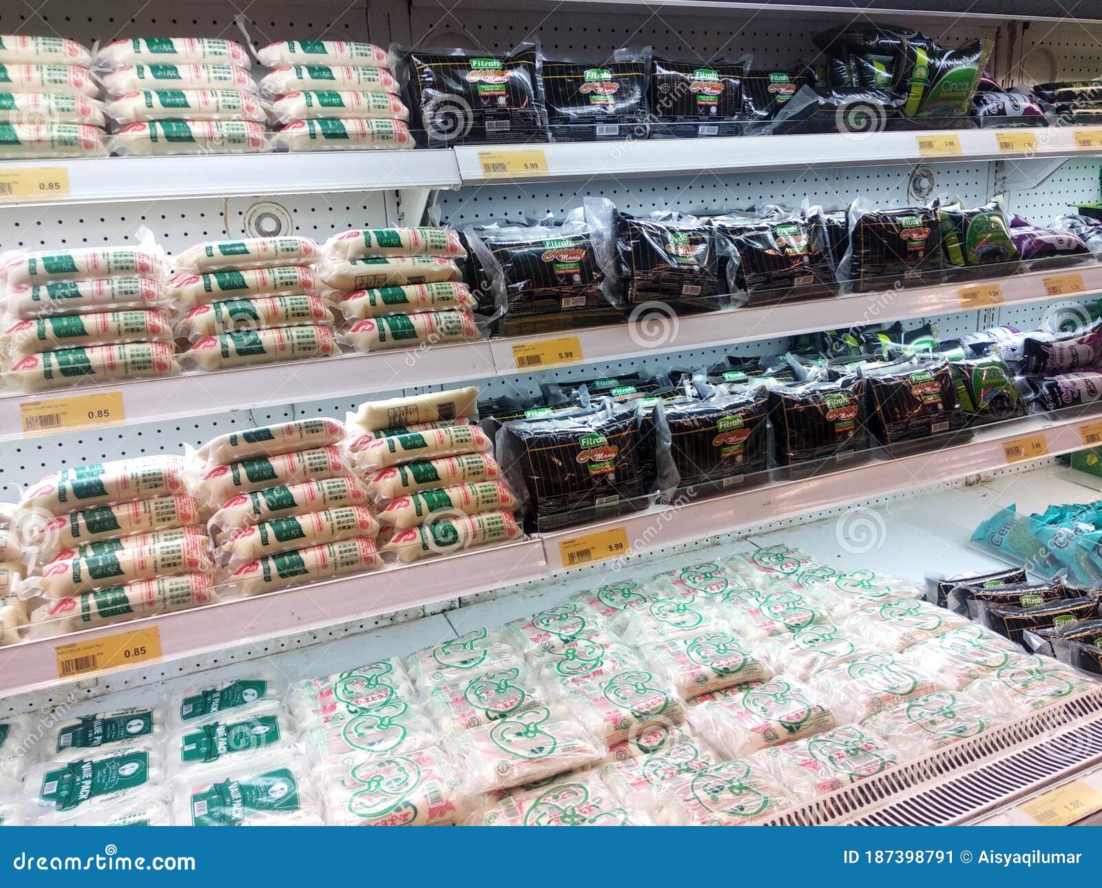 El Tofu Se Muestra En Los Estantes De Venta En El Supermercado. Foto