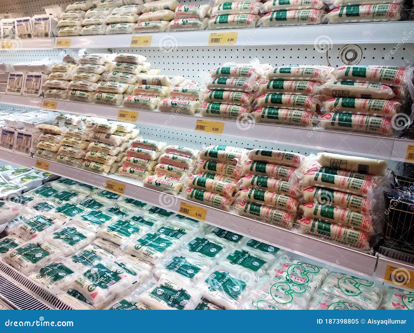 El Tofu Se Muestra En Los Estantes De Venta En El Supermercado. Imagen
