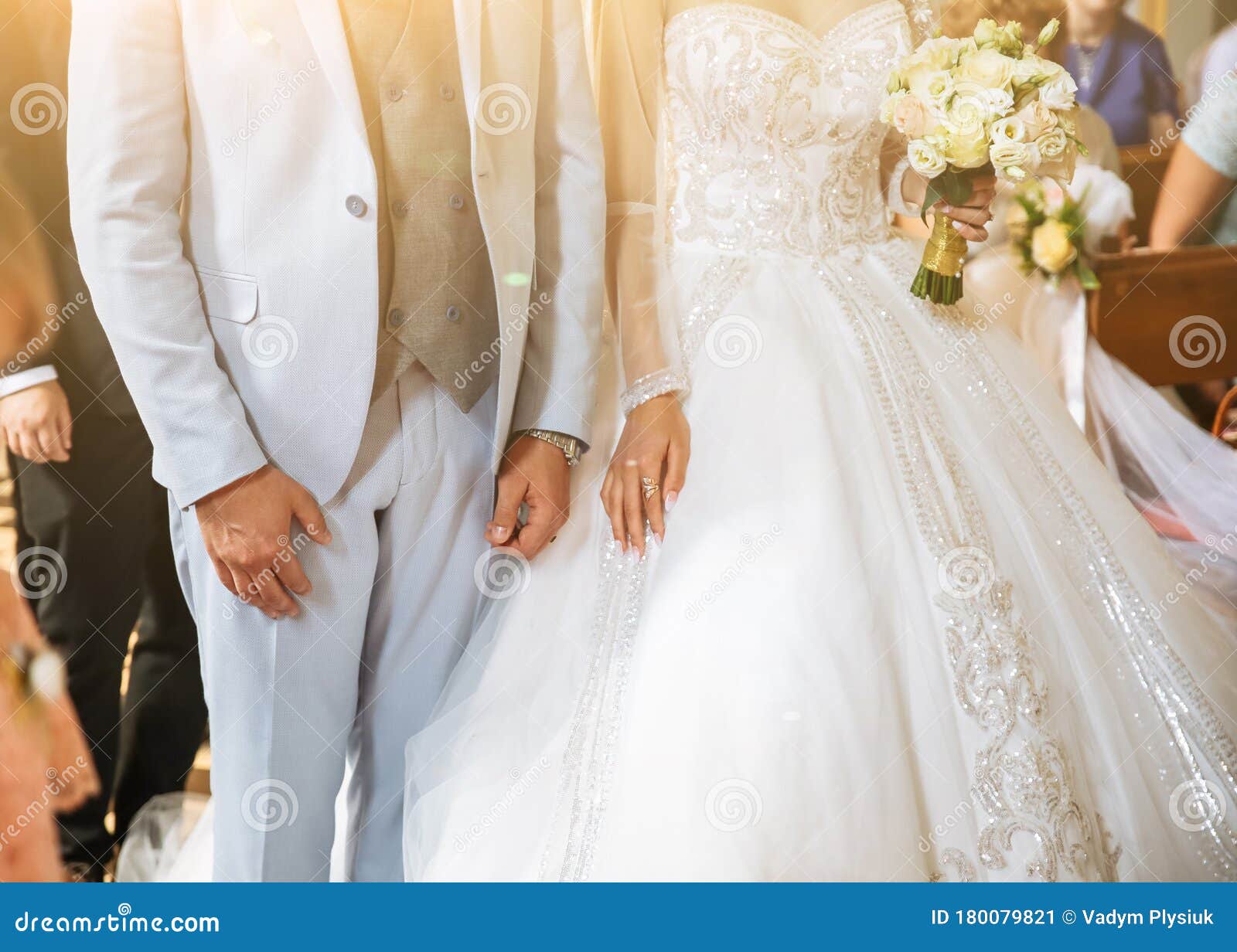 El Traje Azul Y La Novia Con Vestido De Lujo Están En La Iglesia Ceremonia De Boda Pareja Enamorada Imagen de archivo - Imagen de dedo, poner: 180079821 El Traje Azul Y La Novia Con Vestido De Lujo Están En La Iglesia Ceremonia De Boda Pareja Enamorada Imagen de archivo - Imagen de dedo, poner: 180079821