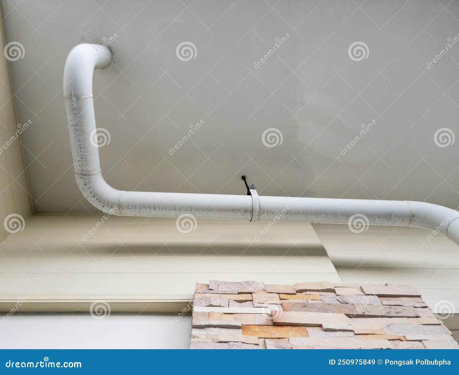 https://thumbs.dreamstime.com/z/el-tubo-de-curva-blanca-para-drenaje-del-sistema-aire-acondicionado-est%C3%A1-colgado-en-techo-edificio-oficinas-debajo-la-vista-con-250975849.jpg