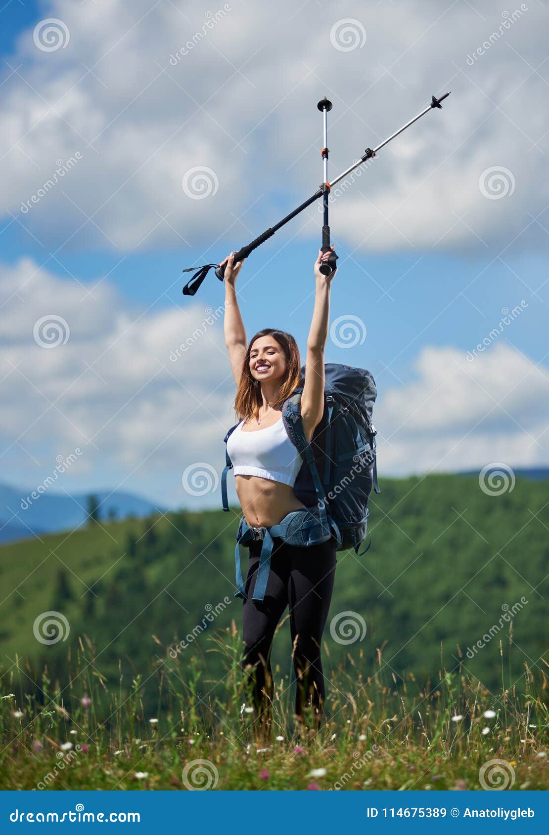 Atractiva mujer sonriente turista senderismo sendero de montaña