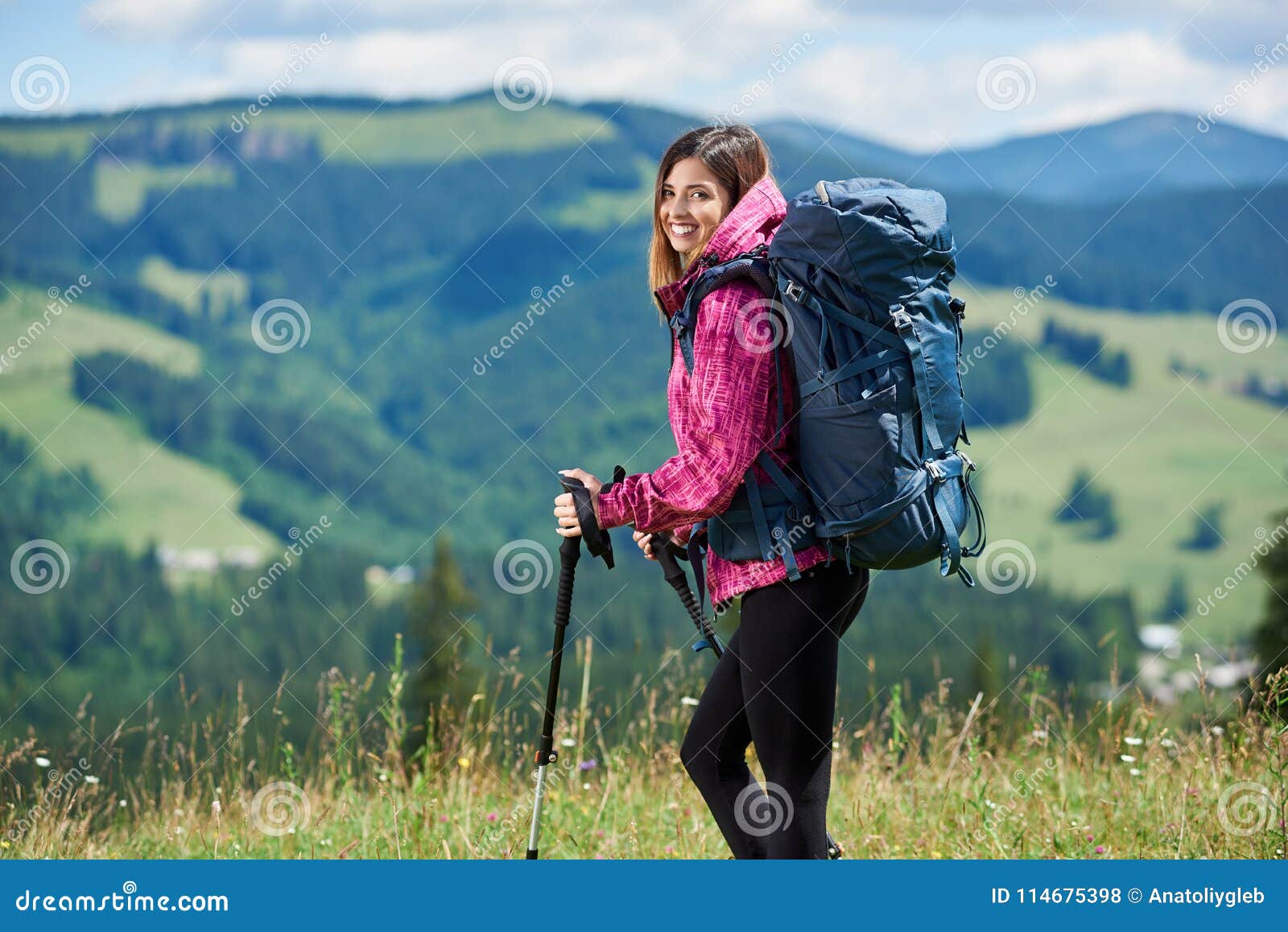 El Turista Deportivo De La Mujer Con La Mochila Y El Senderismo Pega  Caminar En Las Montañas Foto de archivo - Imagen de equipo, sonriente:  114675398