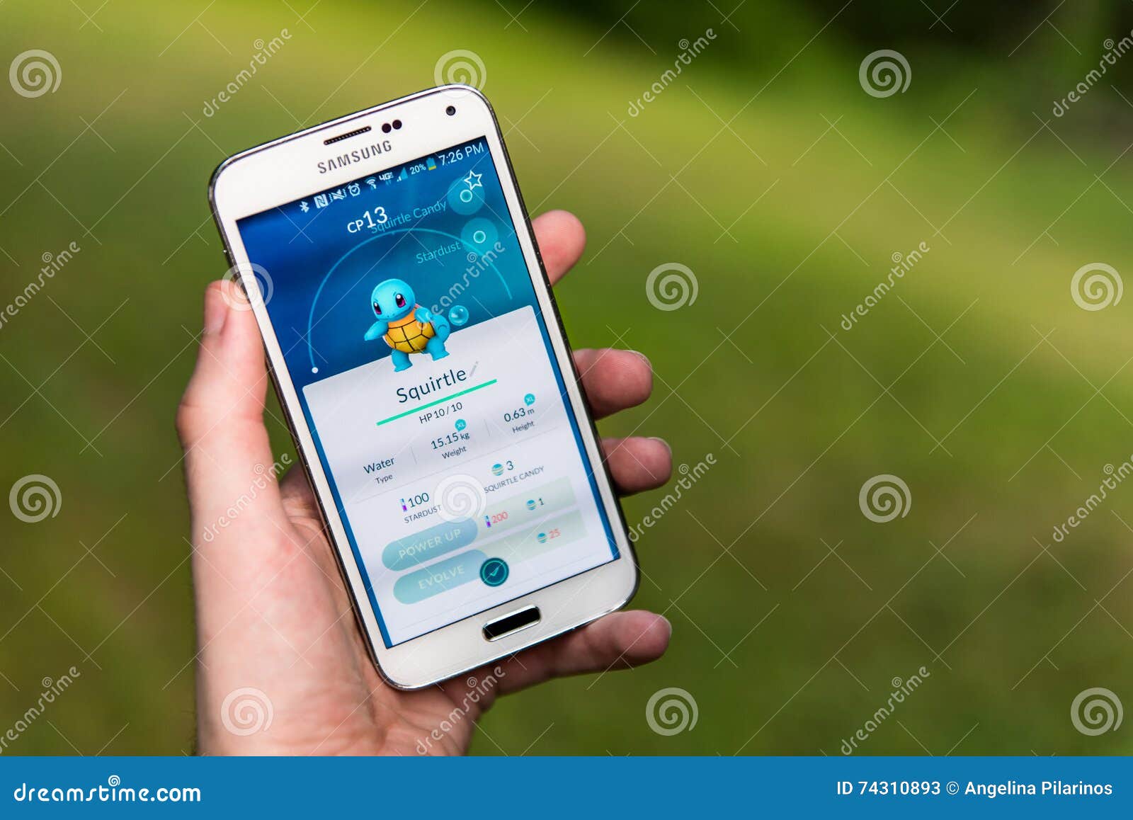 El Usuario De Android Que Juega Pokemon Va Foto De Archivo