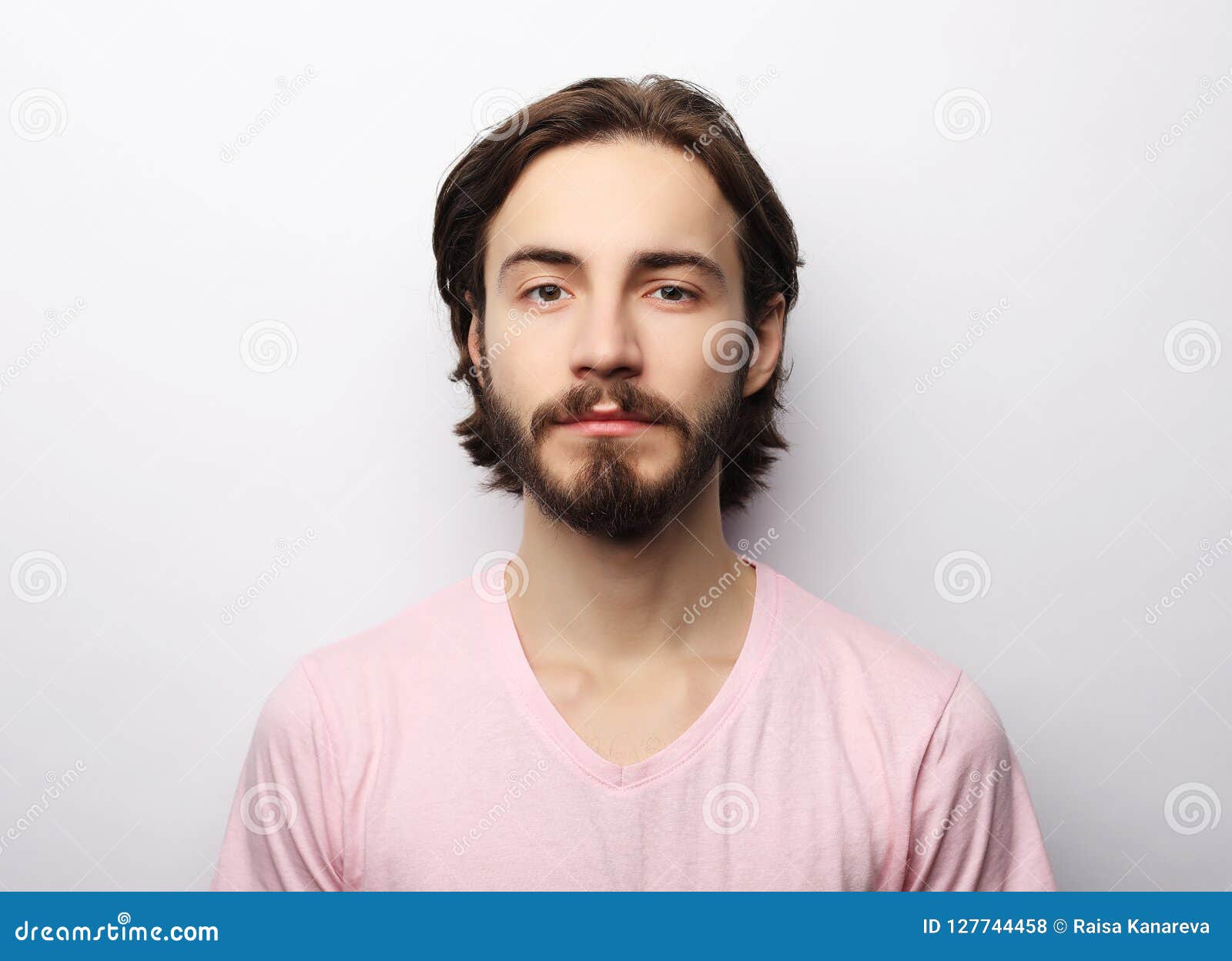 El Varón Hermoso Joven Con La Barba, Bigote Y Peinado De Moda, Lleva La  Camiseta Rosada Casual Foto de archivo - Imagen de belleza, lifestyle:  127744458