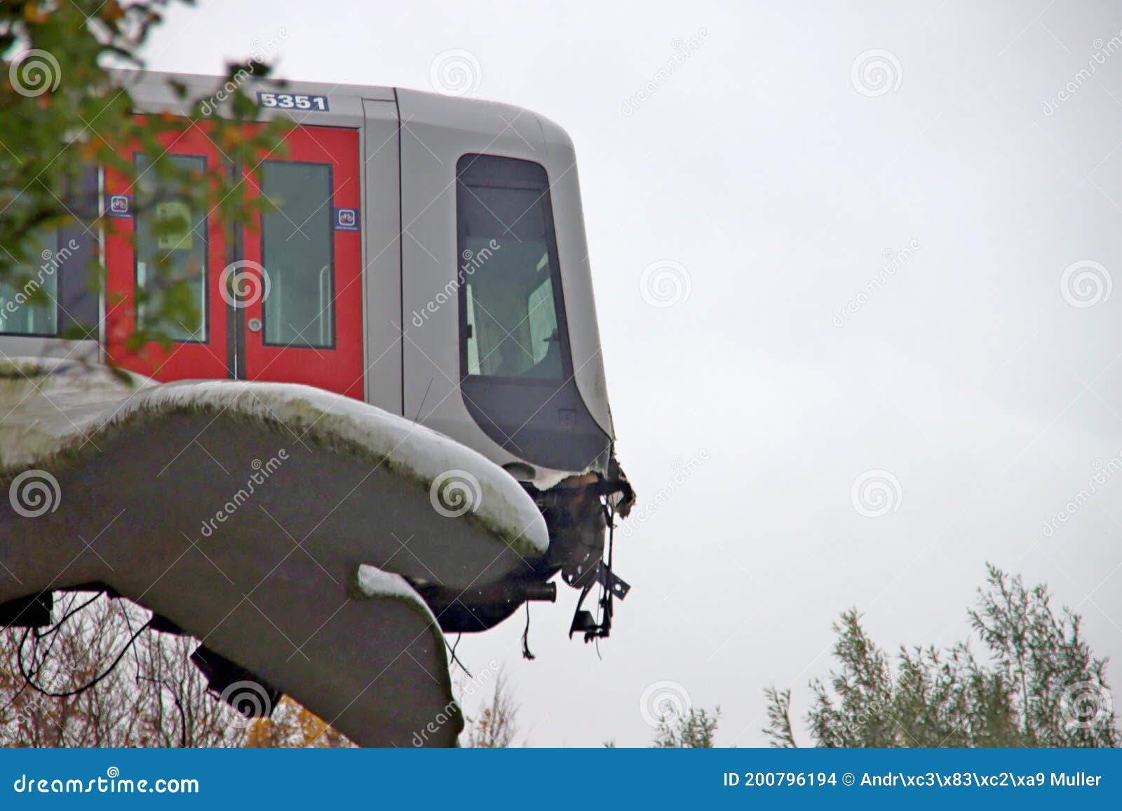 Vista De Trás De Um Peão Que Atravessa Andaimes No Estaleiro Do Metro De  Viena Imagem de Stock Editorial - Imagem de industrial, andaime: 265408974