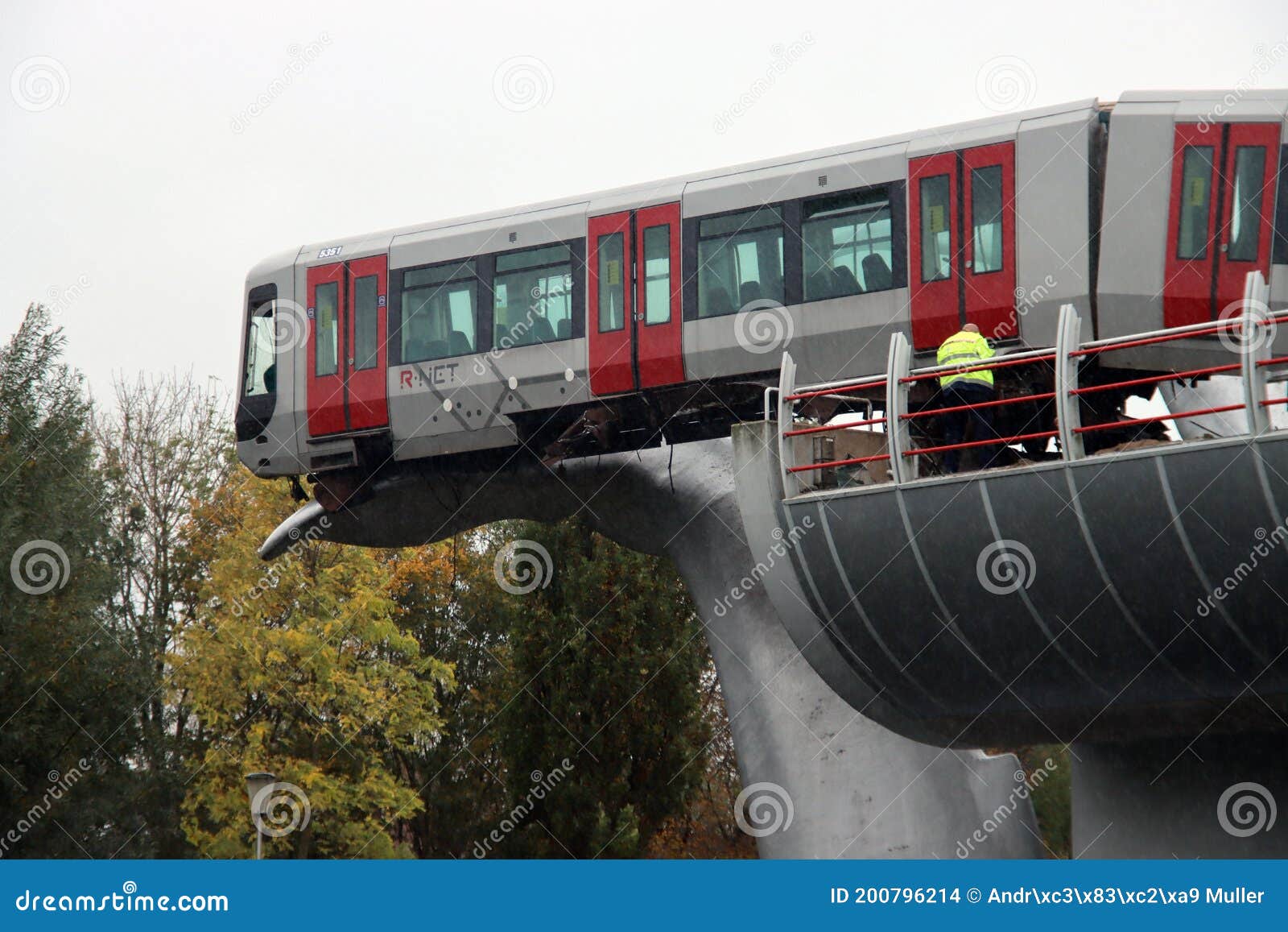 Vista De Trás De Um Peão Que Atravessa Andaimes No Estaleiro Do Metro De  Viena Imagem de Stock Editorial - Imagem de industrial, andaime: 265408974