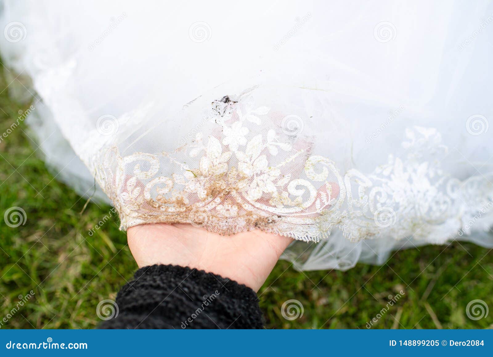 El Vestido Blanco Nupcial Ha Perdido Su Mirada Vestido Que Se Casa Sucio Con Las Manchas Tema De La Limpieza En Seco Y De Los Ser Imagen de archivo - Imagen de El Vestido Blanco Nupcial Ha Perdido Su Mirada Vestido Que Se Casa Sucio Con Las Manchas Tema De La Limpieza En Seco Y De Los Ser Imagen de archivo - Imagen de