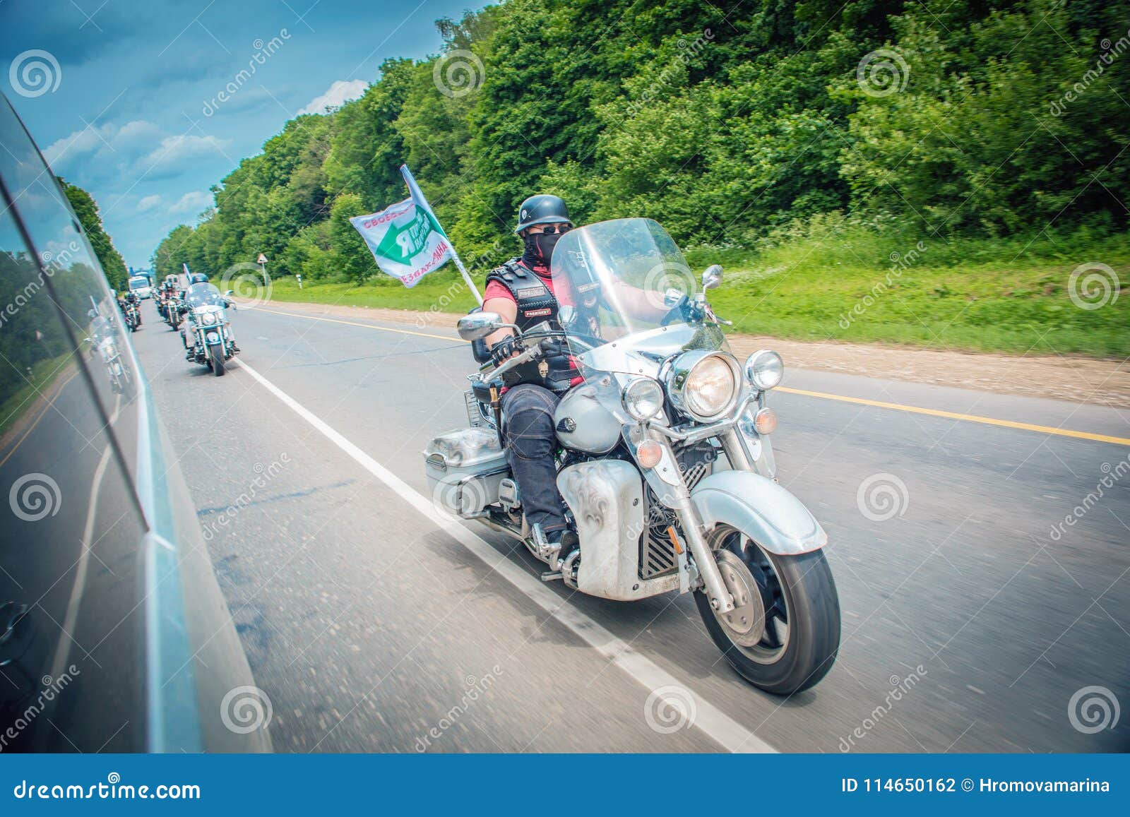 El viaje del equipo del motorista en las motocicletas, dedicado a la acción contra d. Ciudad Tula Rusia - 22 de junio de 2016: El viaje del equipo del motorista en las motocicletas alrededor de la ciudad, dedicado a la acción contra las drogas y fumar