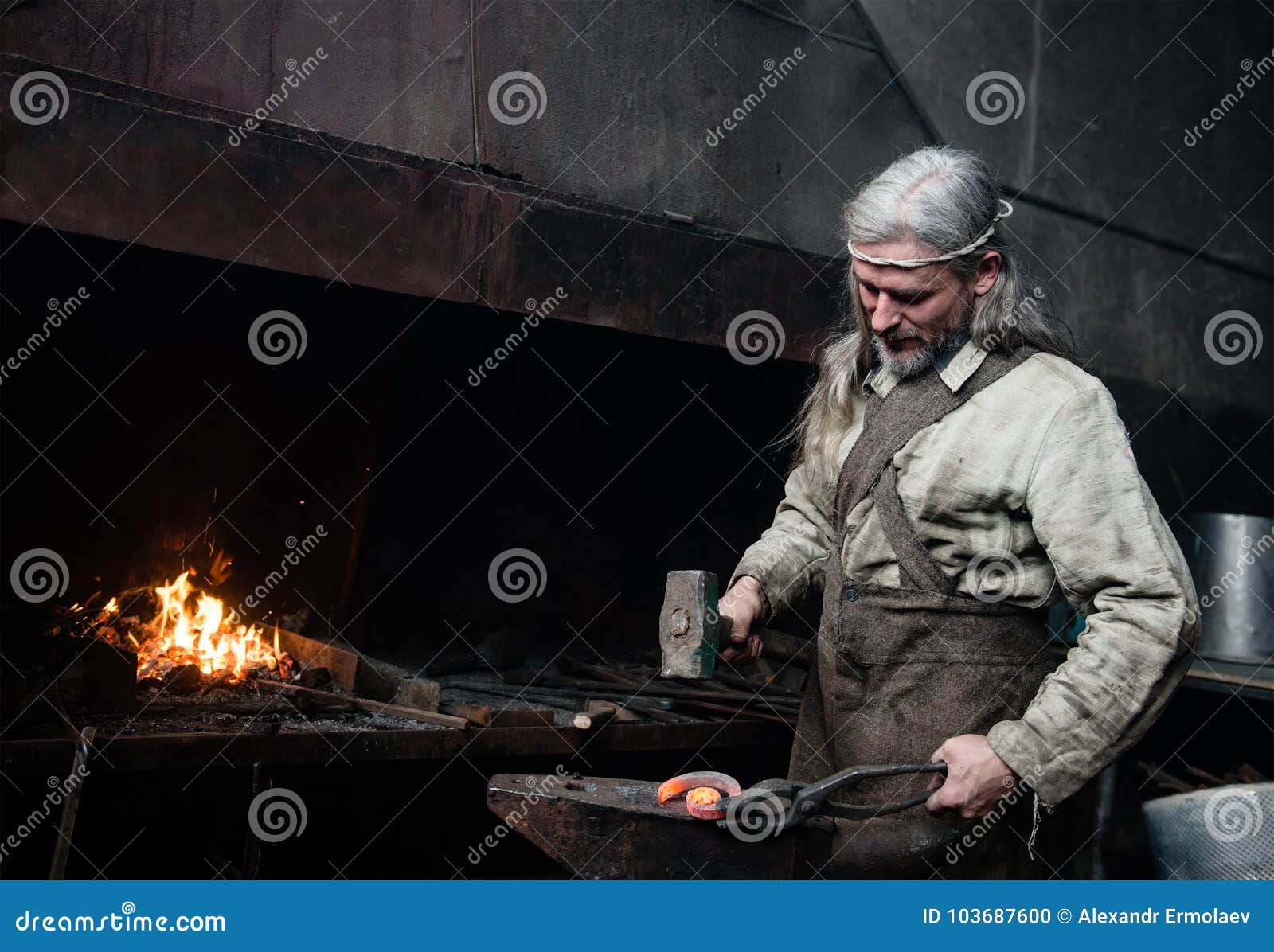 El Viejo Herrero Forja El Detalle En La Herrería Foto de archivo - Imagen  de herrero, resplandeciente: 103687600