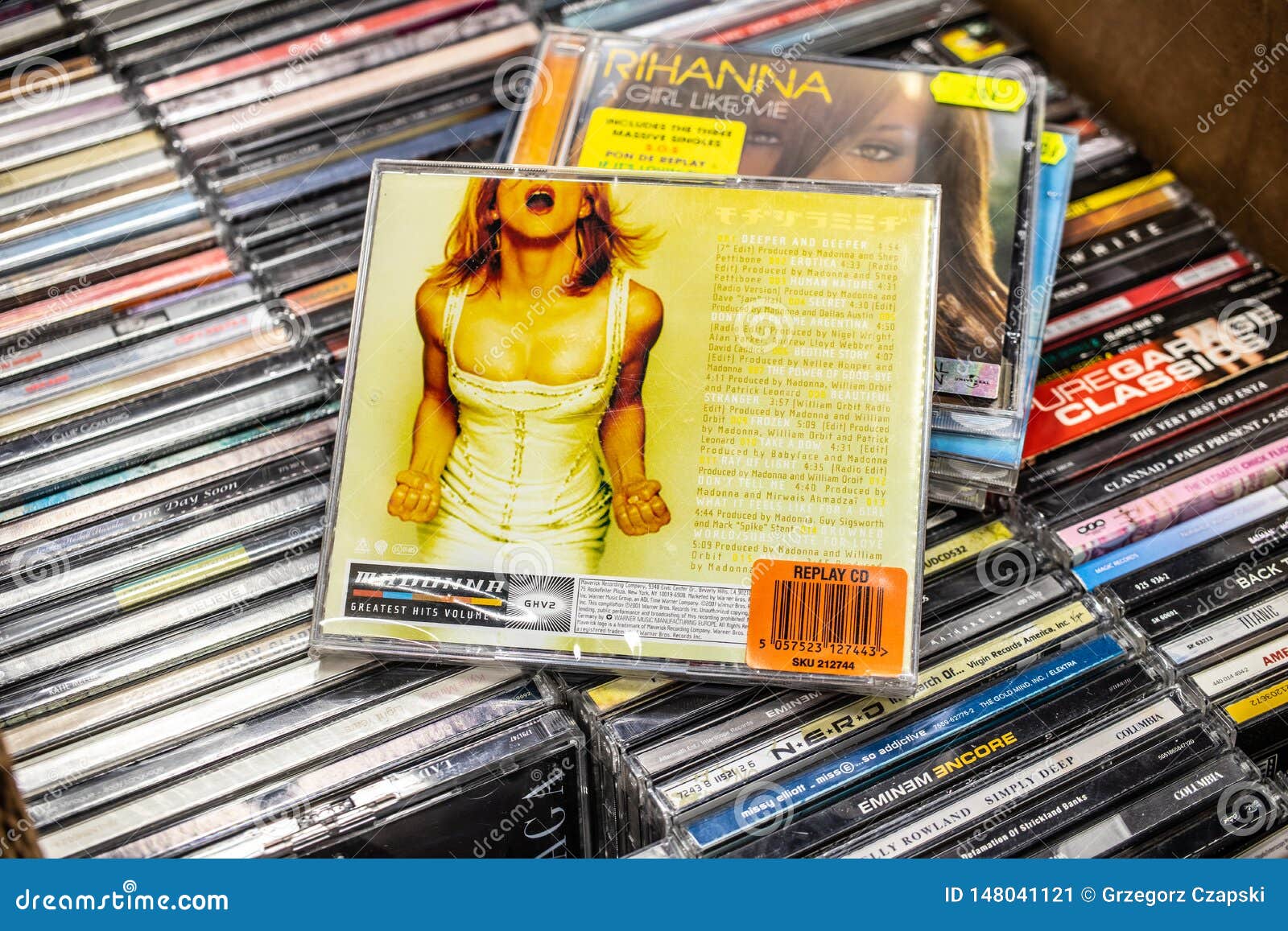Madonna CD Album Greatest Hits Volume 2 GHV2 on Display for Sale, Famous  American Musician and Singer, Foto editorial - Imagen de estallido,  cubierta: 148041121