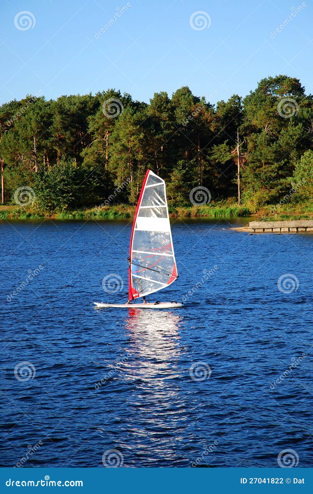 El Windsurfing en un lago foto de archivo. Imagen de activo 27041822