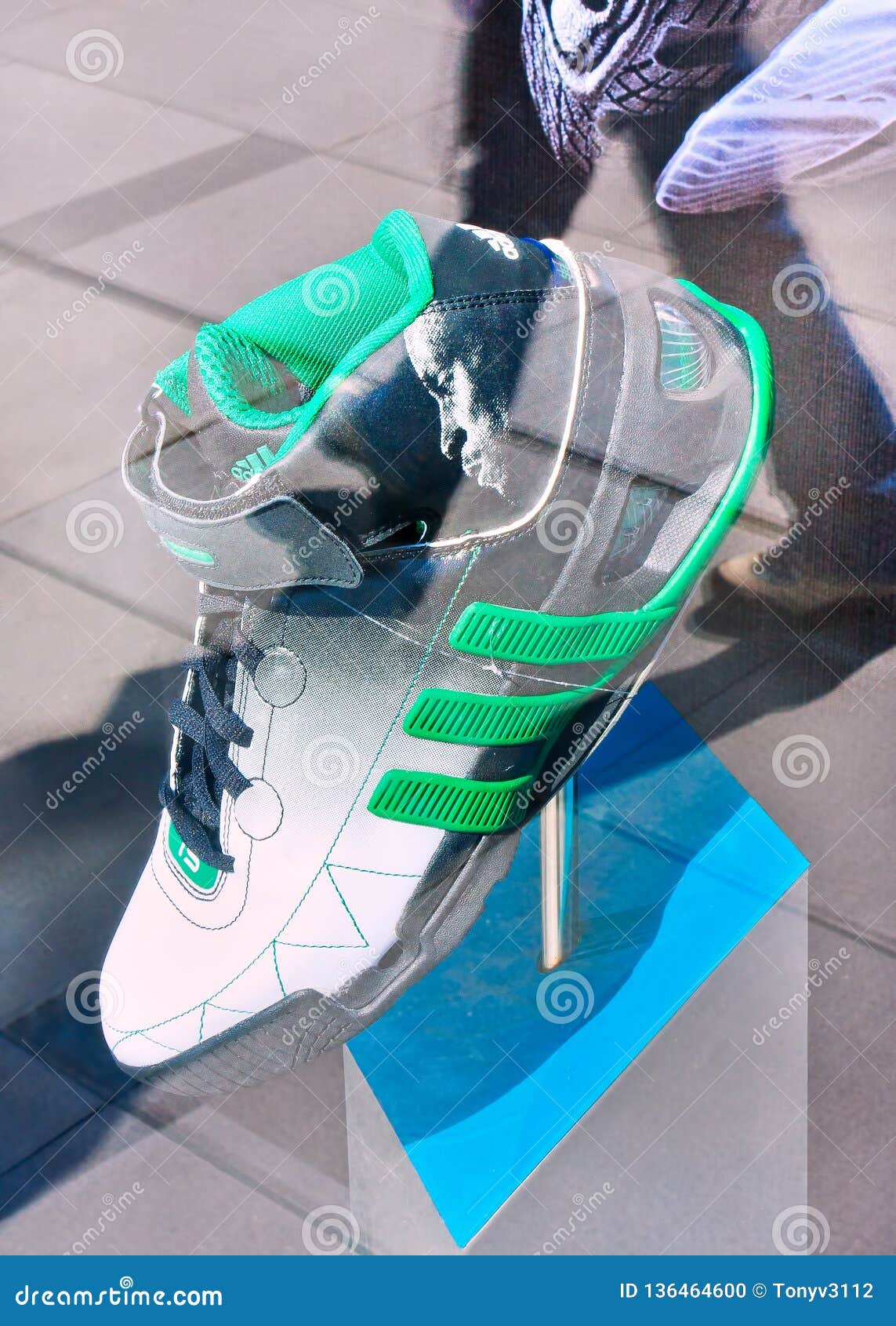 El Zapato De Los Deportes De Adidas Exhibió En Una Ventana Con La Reflexión De Cristal, Pekín, China editorial - Imagen de minorista, marca: 136464600