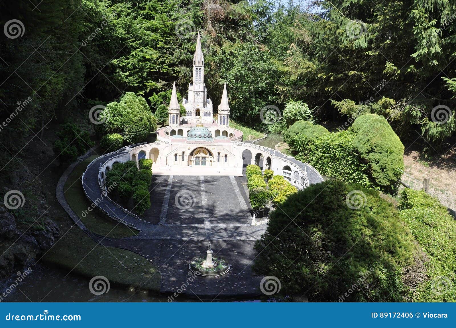 Elancourt F, 16 Juli: Basilique Notre-Dame DE Lourdes in De ...